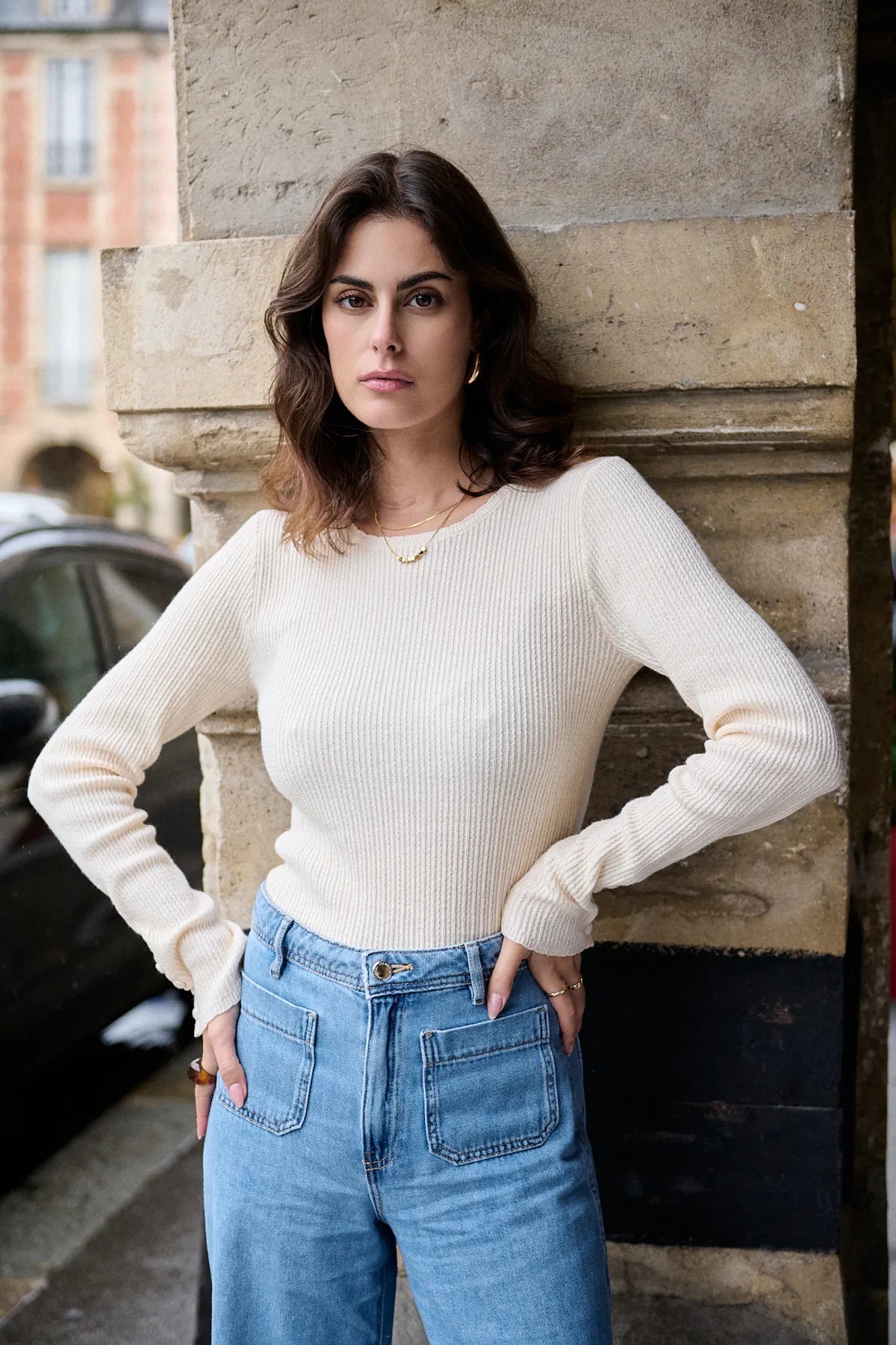 Pull Camille crème en maille, encolure ronde et patte de boutonnage, porté par une mannequin