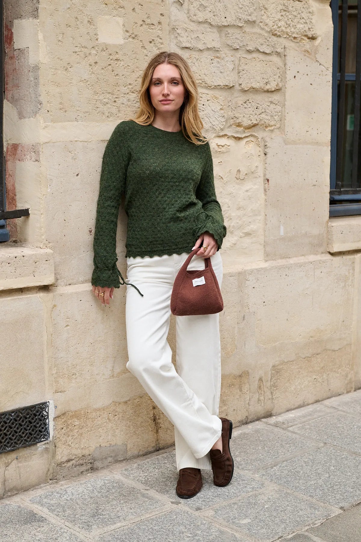 Pull Julie olive porté de face, coupe droite et manches longues