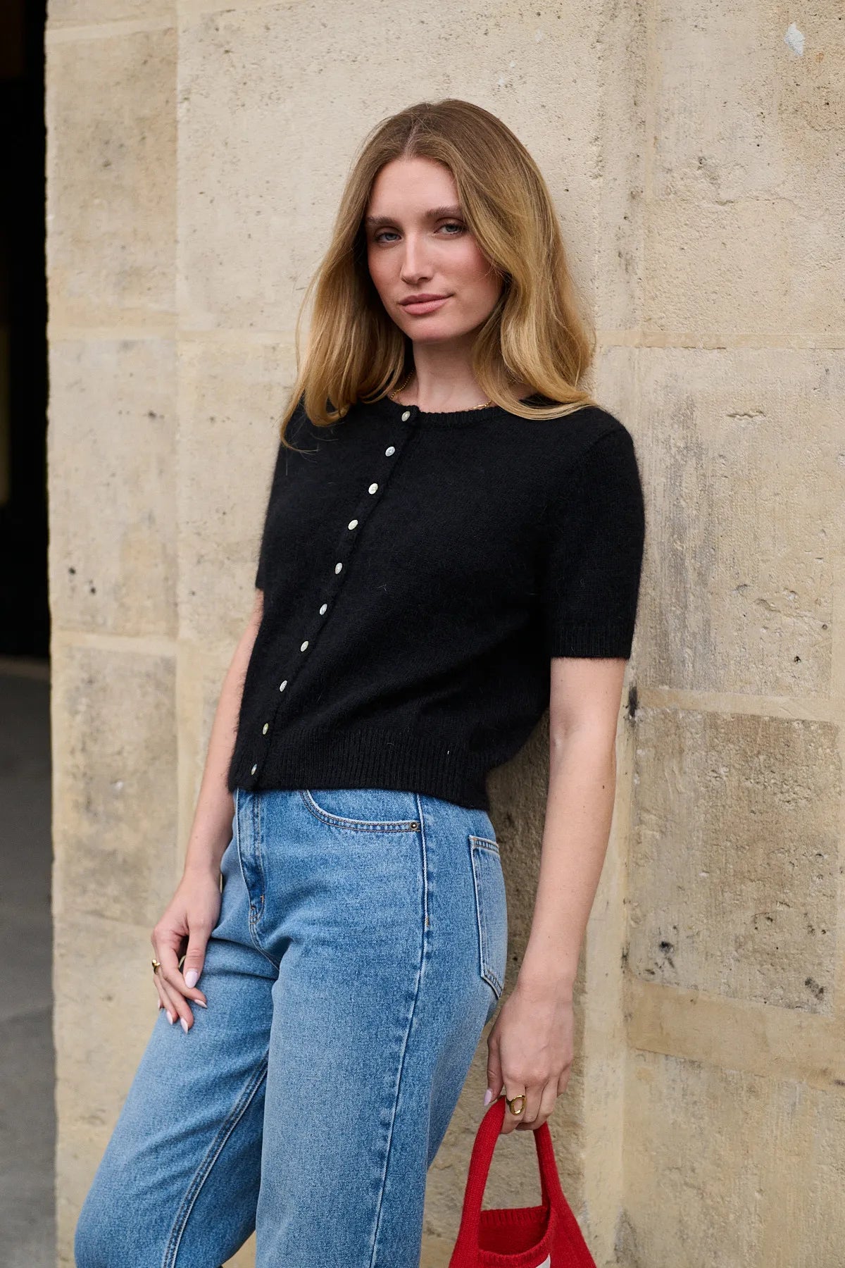Jean Le Mom bleach porté de face, jambe décontractée des hanches aux cuisses