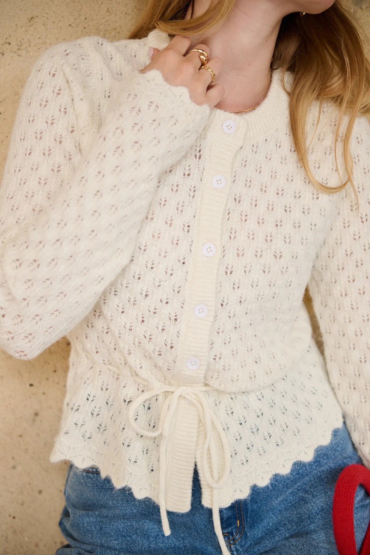 Détail des finitions crochet et des boutons ton sur ton du cardigan Océane écru