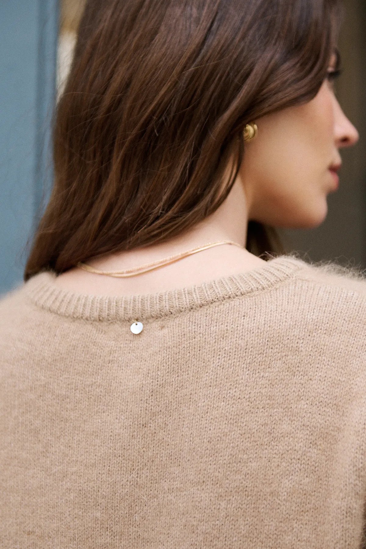 Détail du dos du pull Manon taupe, finitions côtelées