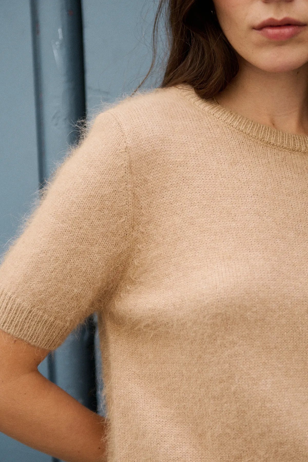 Détail des bords côtelés et de la matière angora du pull Manon taupe