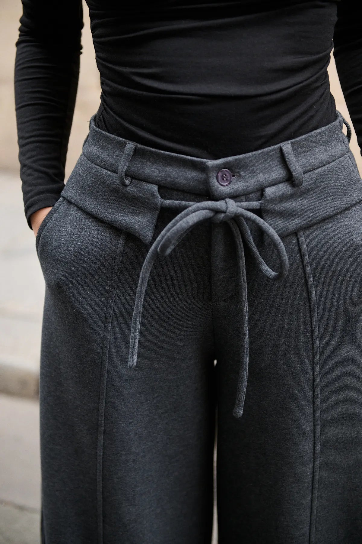 Détail des rabats de poches décoratifs et des lacets du pantalon Elias anthracite