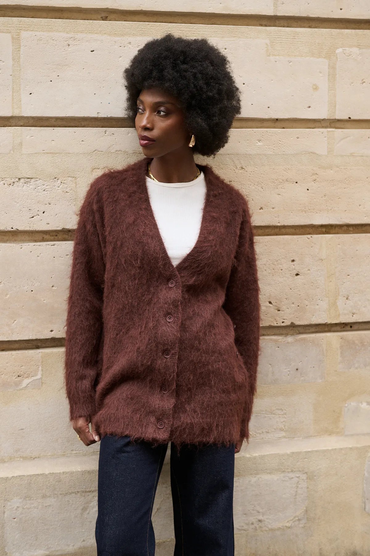 Cardigan Léandre mocha porté de face, fermeture asymétrique boutonnée