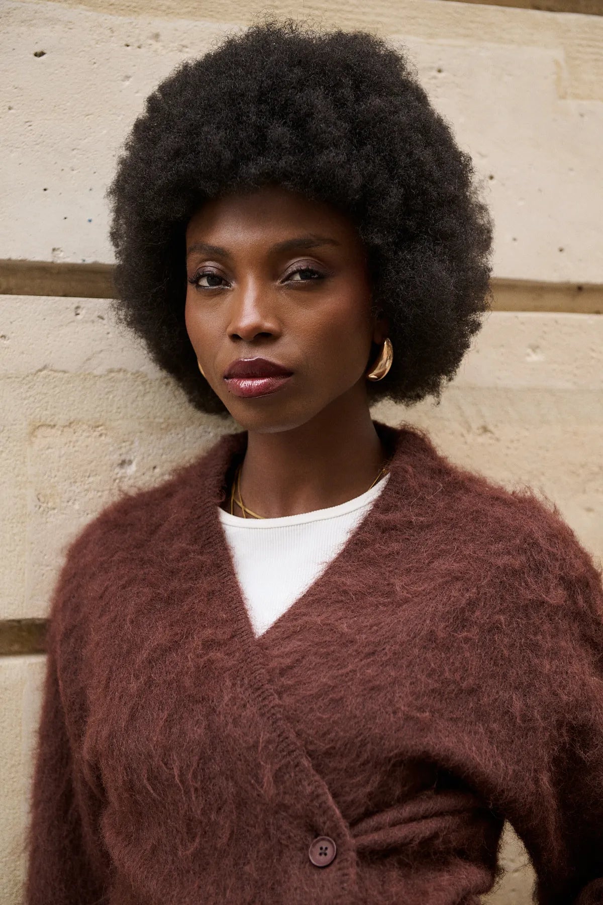 Détail du boutonnage latéral asymétrique du cardigan Léandre mocha