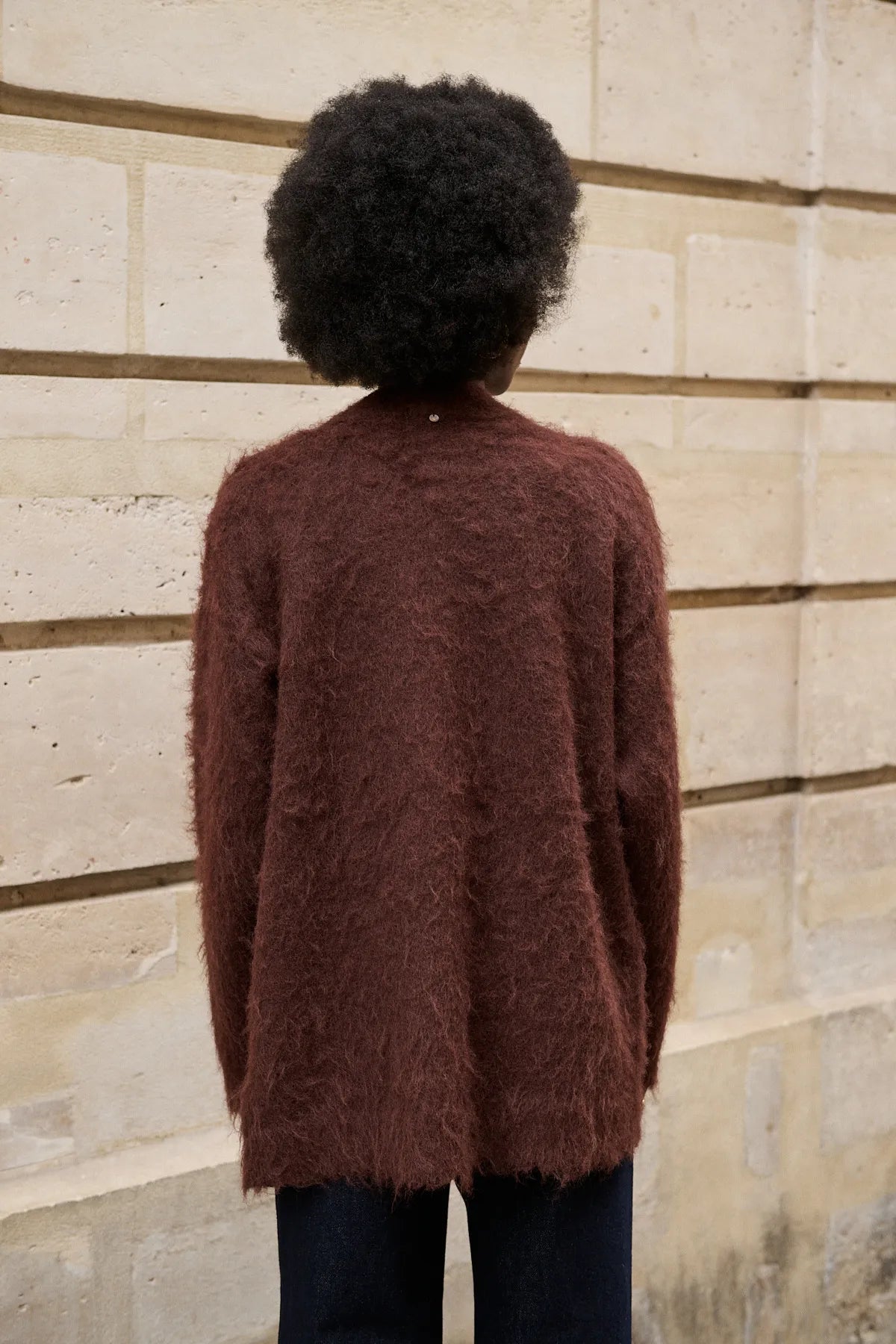 Dos du cardigan Léandre mocha, coupe longue et twistée