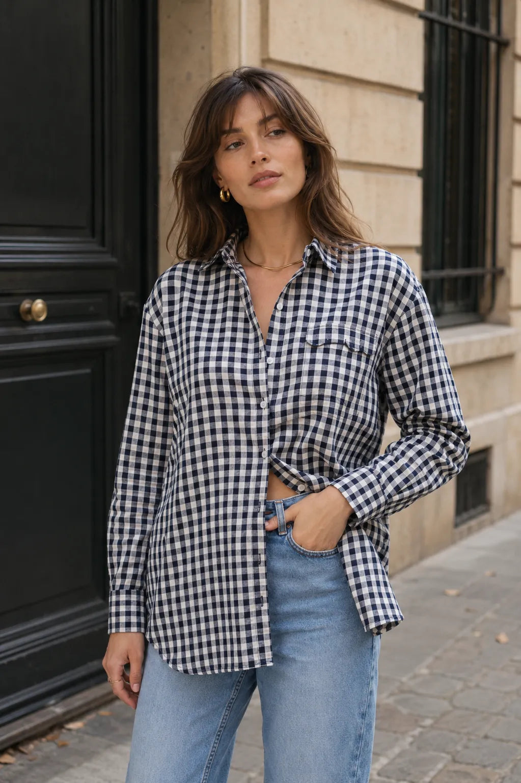 Mannequin portant la chemise Sam carreaux écru/marine, col classique oversize
