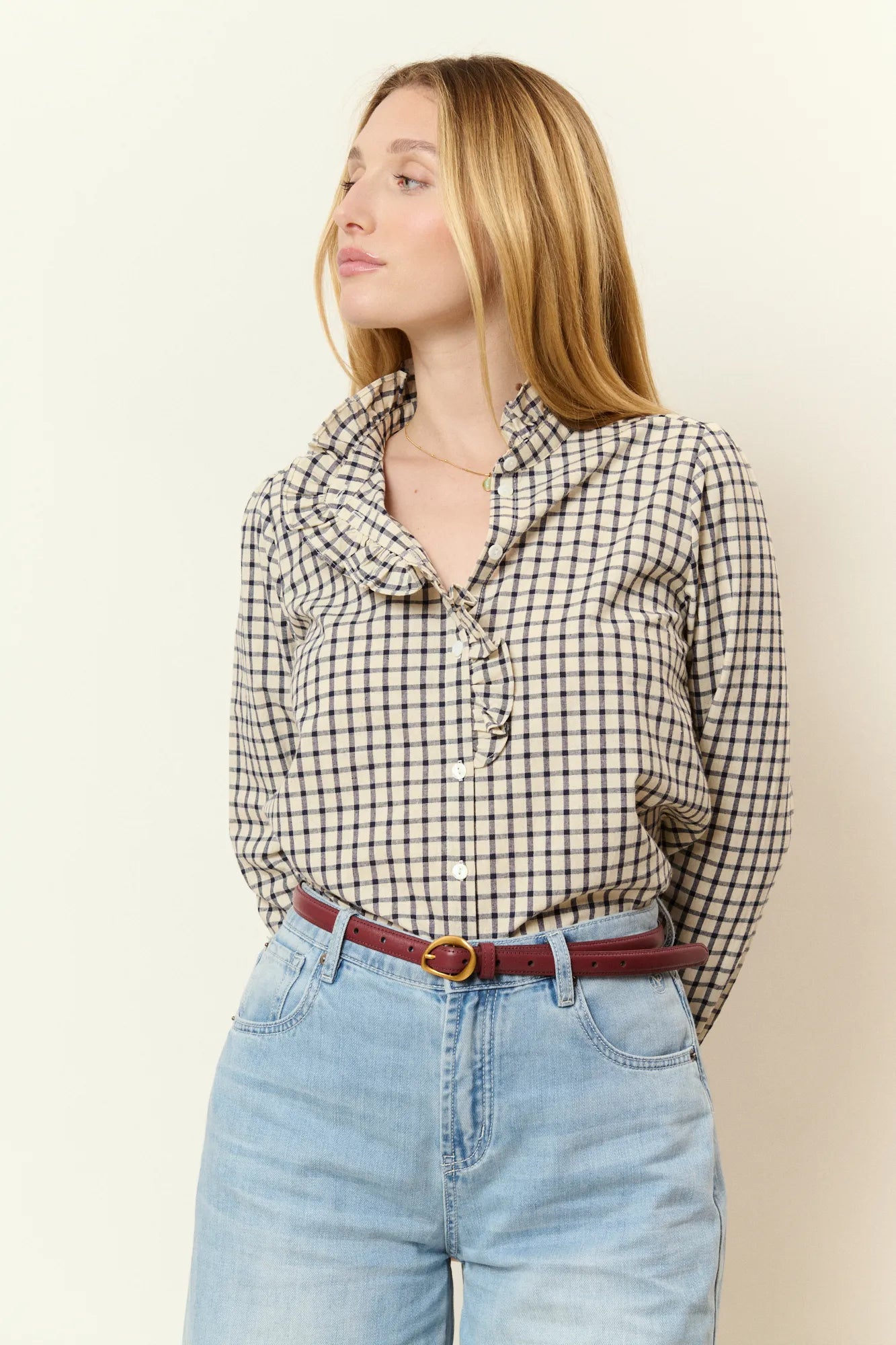 Chemise crème/marine en coton à carreaux à col montant ornée d’une bande volantée le long du col et de la patte de boutonnage, avec boutons en nacre.