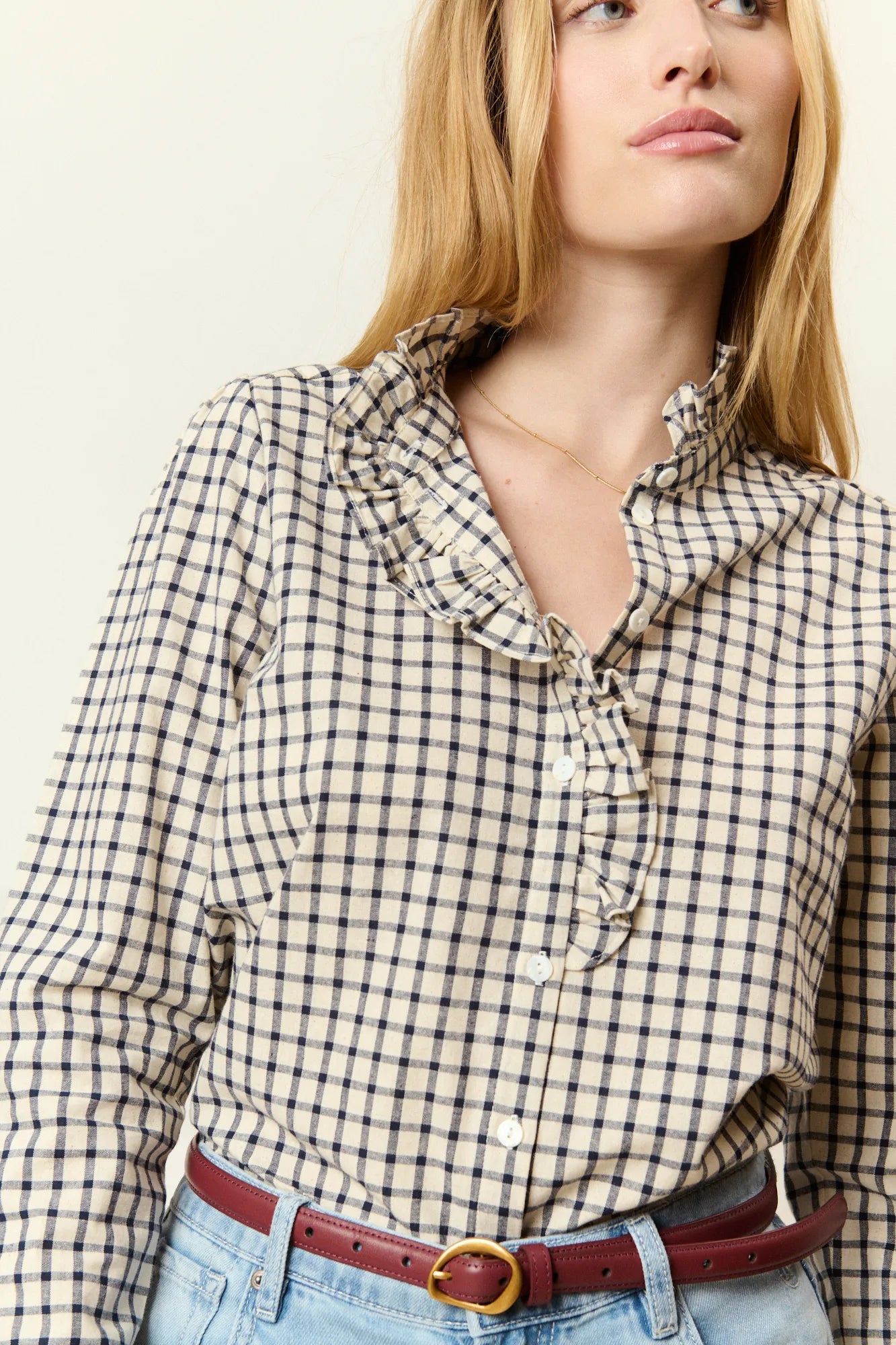 Chemise crème/marine en coton à carreaux à col montant ornée d’une bande volantée le long du col et de la patte de boutonnage, avec boutons en nacre.