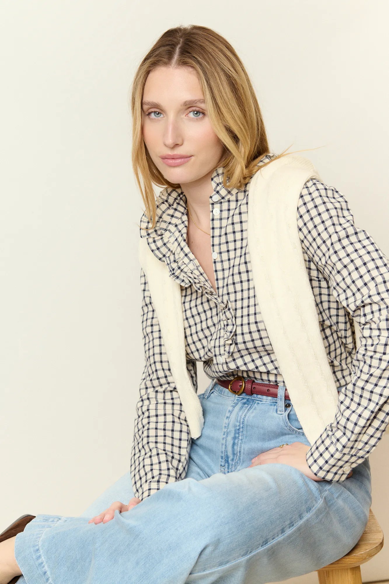 Chemise crème/marine en coton à carreaux à col montant ornée d’une bande volantée le long du col et de la patte de boutonnage, avec boutons en nacre.