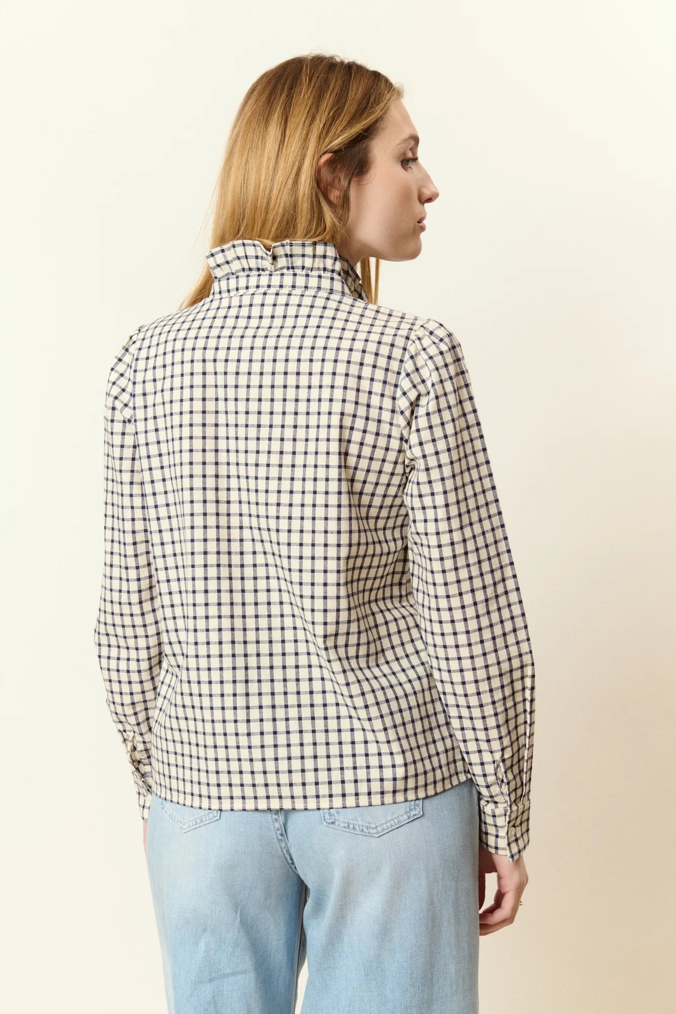 Chemise crème/marine en coton à carreaux à col montant ornée d’une bande volantée le long du col et de la patte de boutonnage, avec boutons en nacre.