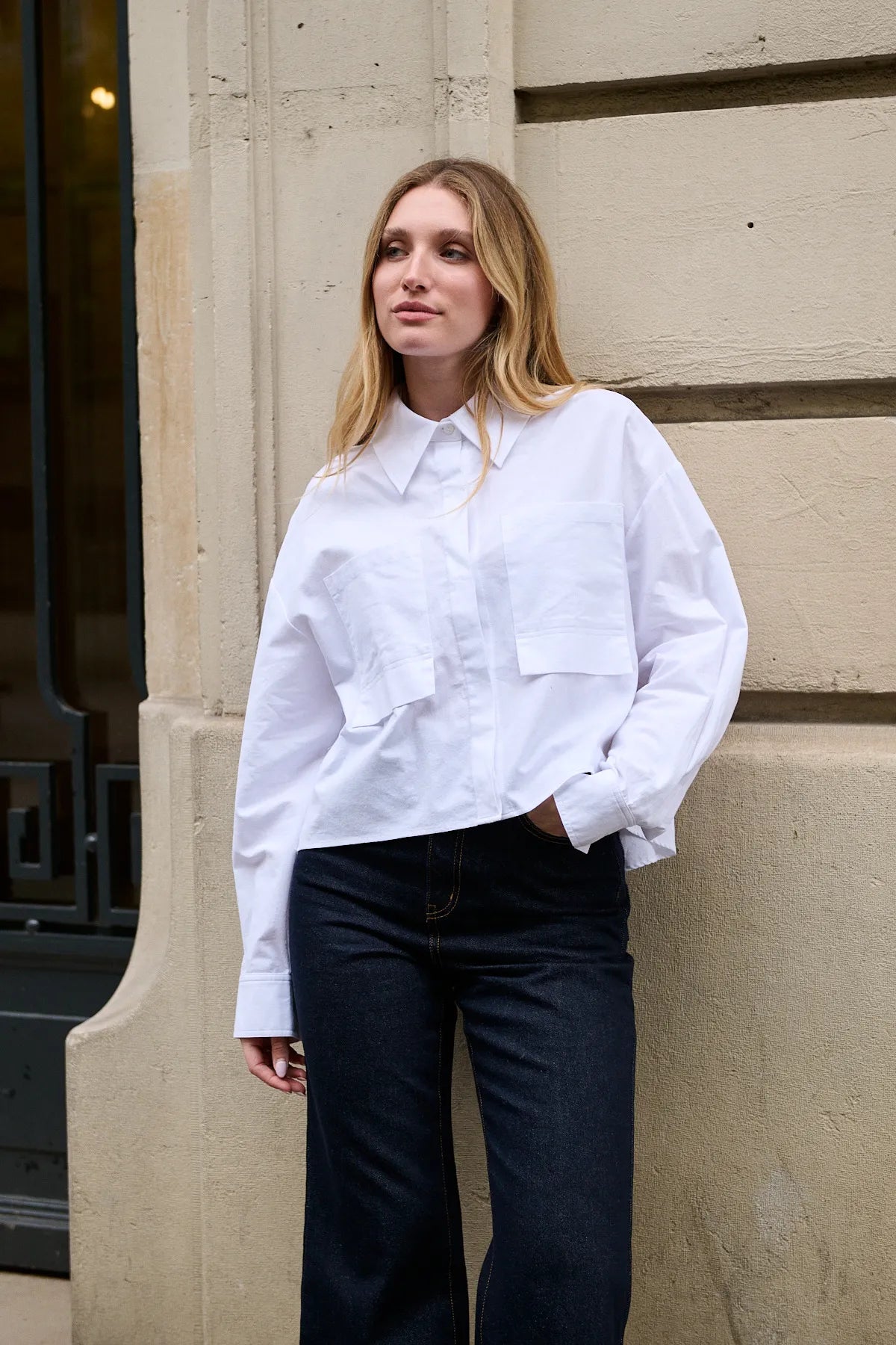 Chemise Maël blanc portée de face, grandes poches poitrine