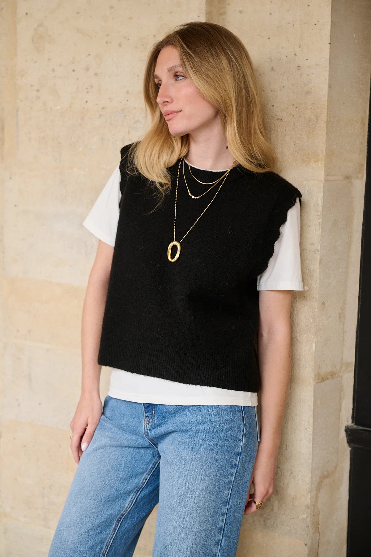 Mannequin portant le pull Mollie noir, encolure ronde sans manches