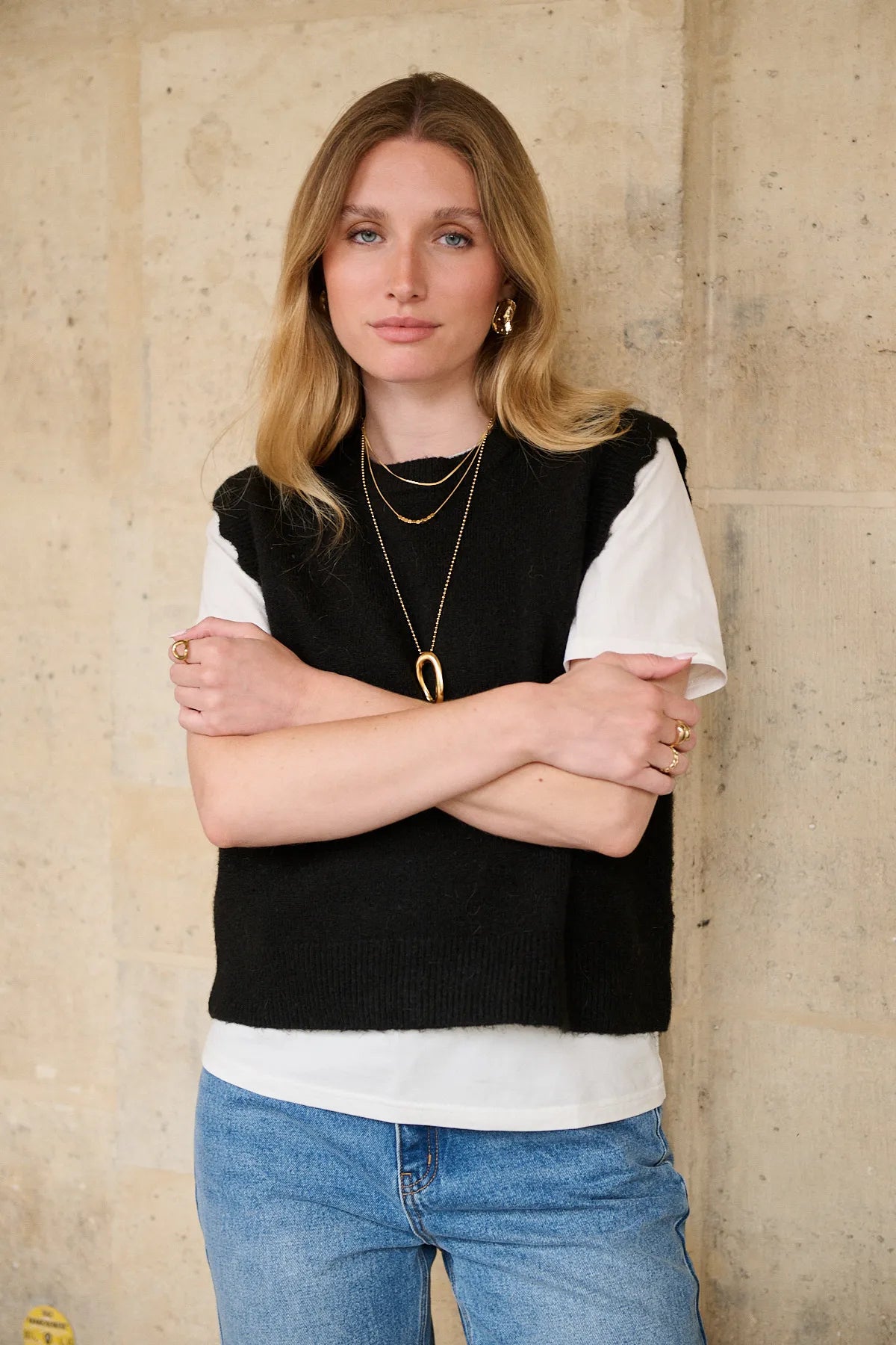 Mannequin en pull Mollie noir, emmanchures festonnées