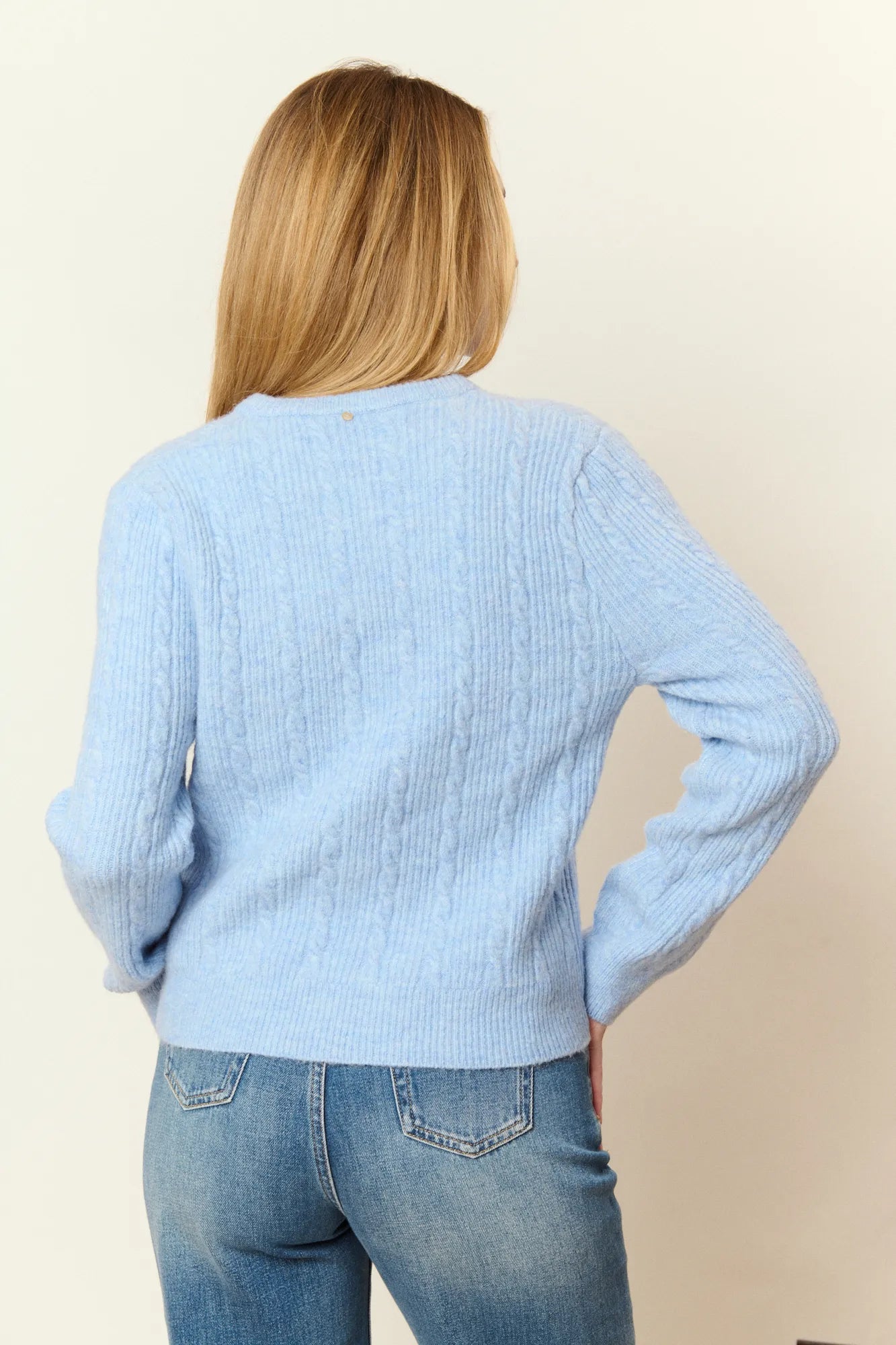 Cardigan bleu ciel en alpaga et laine mélangés à torsades fantaisie, encolure ronde et boutons en nacre. Une maille douce et chaleureuse au quotidien.