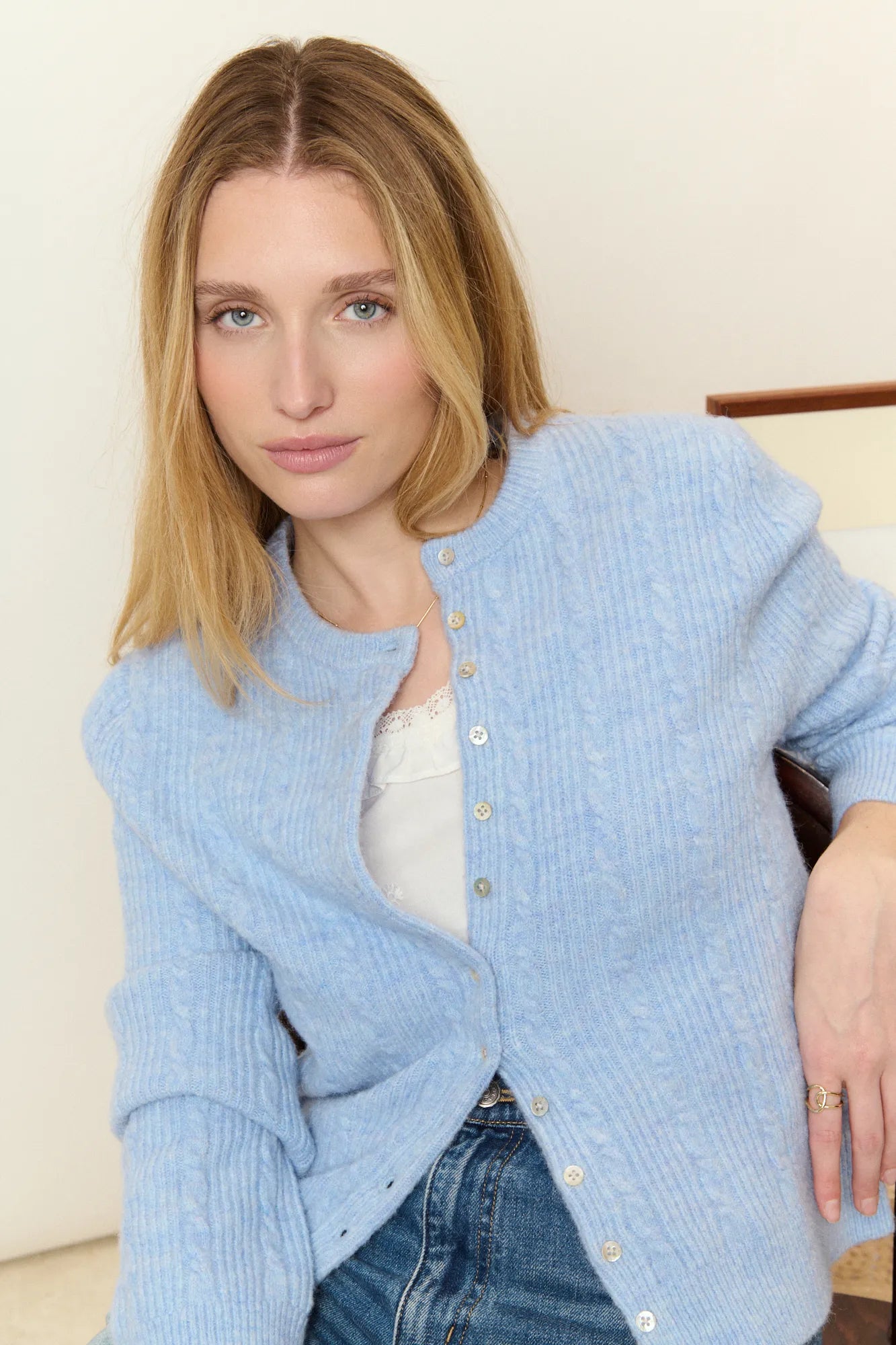 Cardigan bleu ciel en alpaga et laine mélangés à torsades fantaisie, encolure ronde et boutons en nacre. Une maille douce et chaleureuse au quotidien.