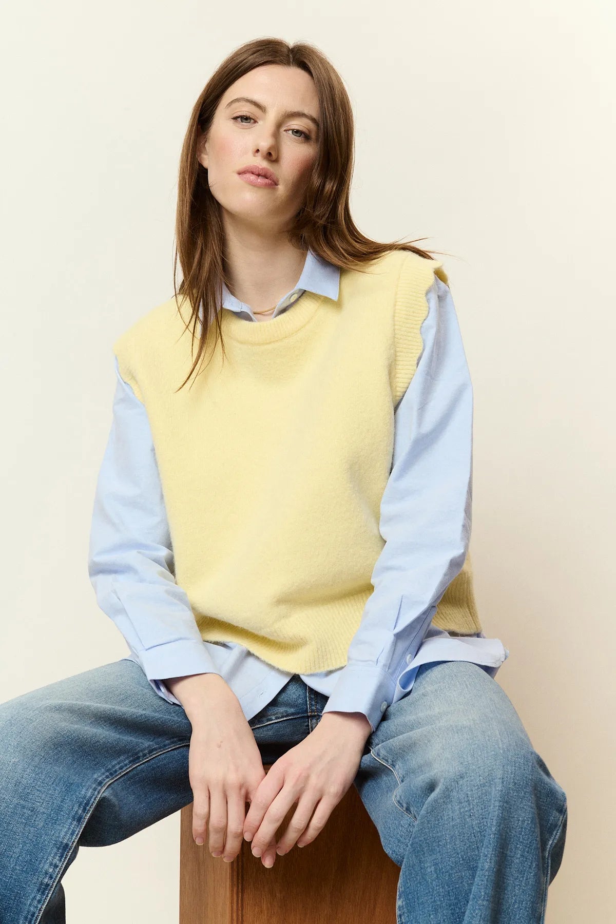 Pull beurre sans manches en alpaga et laine mélangés à encolure ronde et emmanchures festonnées signature Nathael Paris.