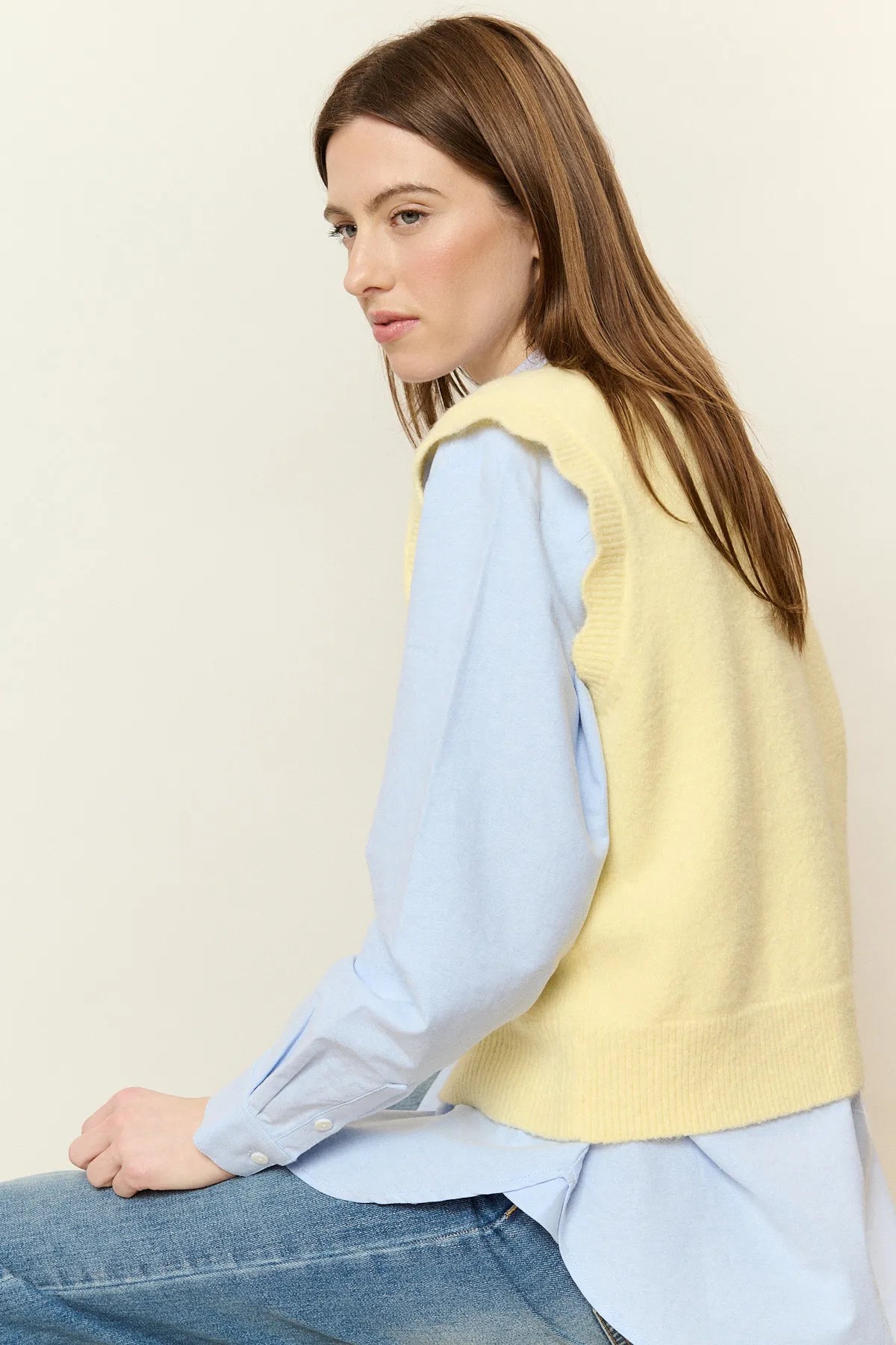 Pull beurre sans manches en alpaga et laine mélangés à encolure ronde et emmanchures festonnées signature Nathael Paris.