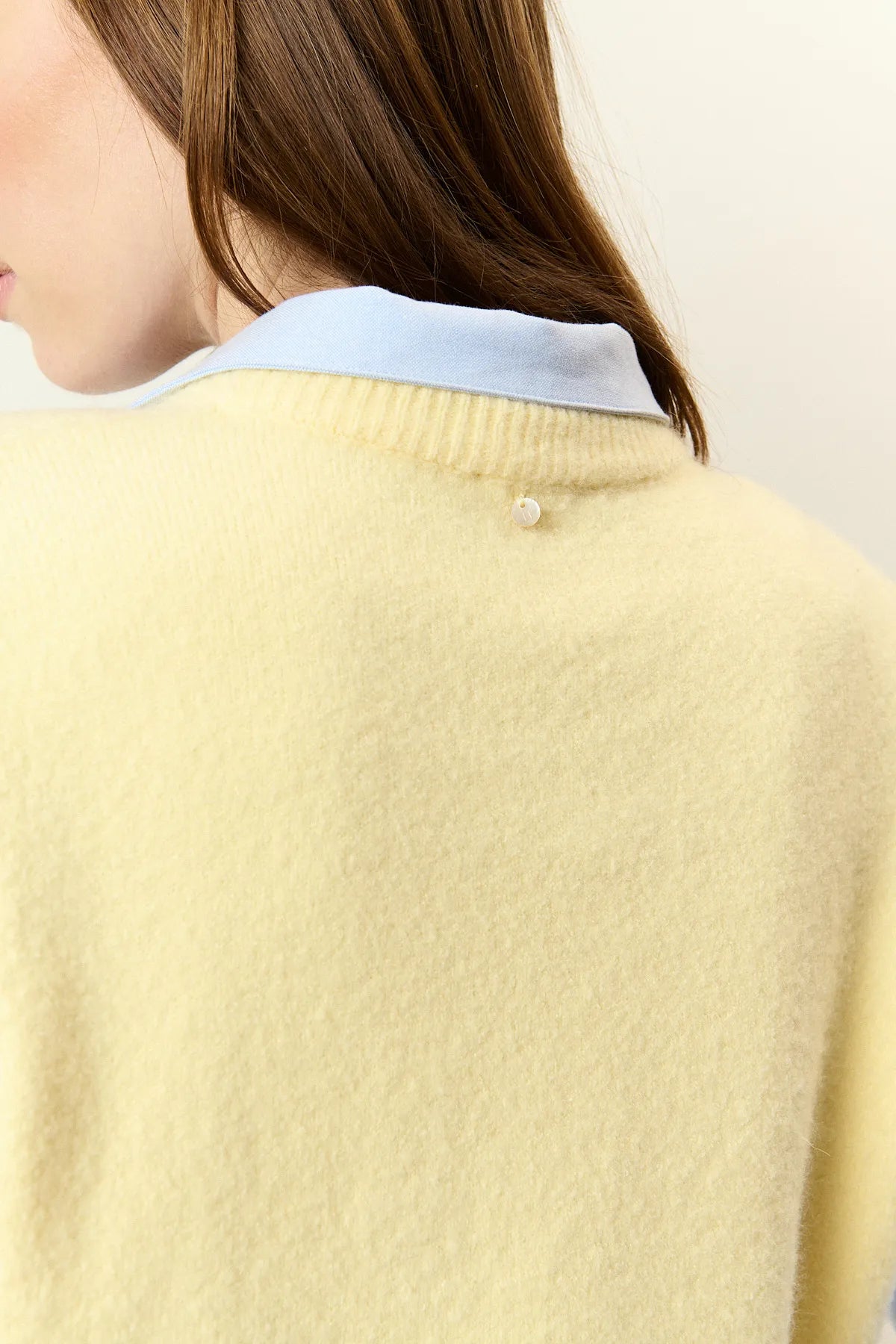 Pull beurre sans manches en alpaga et laine mélangés à encolure ronde et emmanchures festonnées signature Nathael Paris.