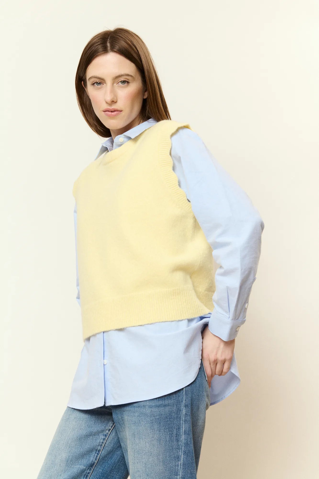 Pull beurre sans manches en alpaga et laine mélangés à encolure ronde et emmanchures festonnées signature Nathael Paris.