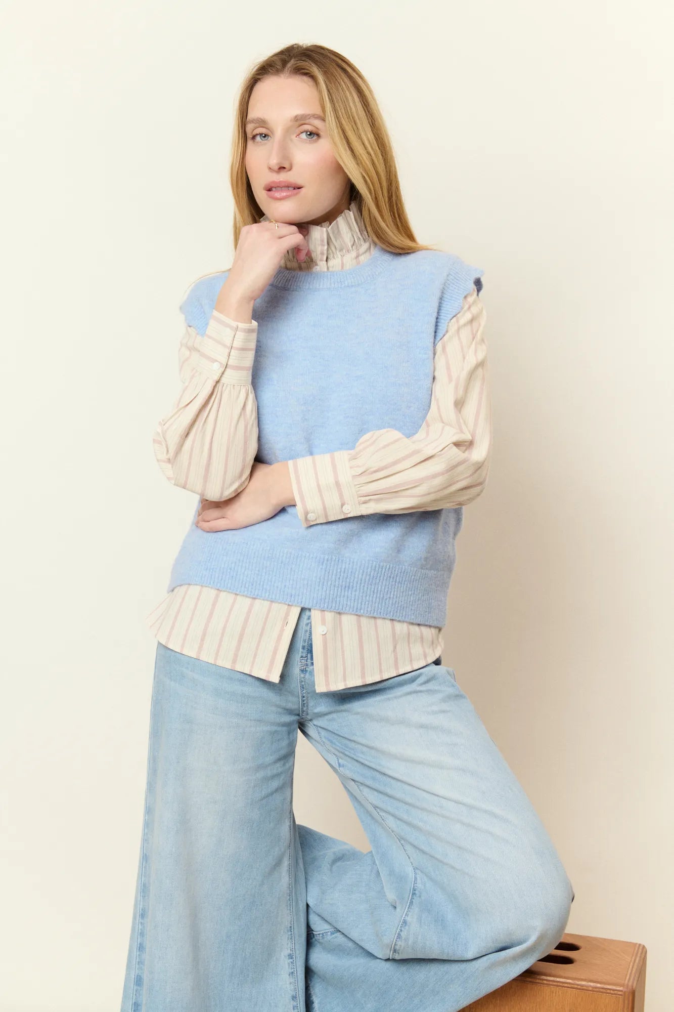 Pull bleu ciel sans manches en alpaga et laine mélangés pour femme, bleu ciel. Encolure ronde, emmanchures festonnées et coupe droite, chic et confortable.