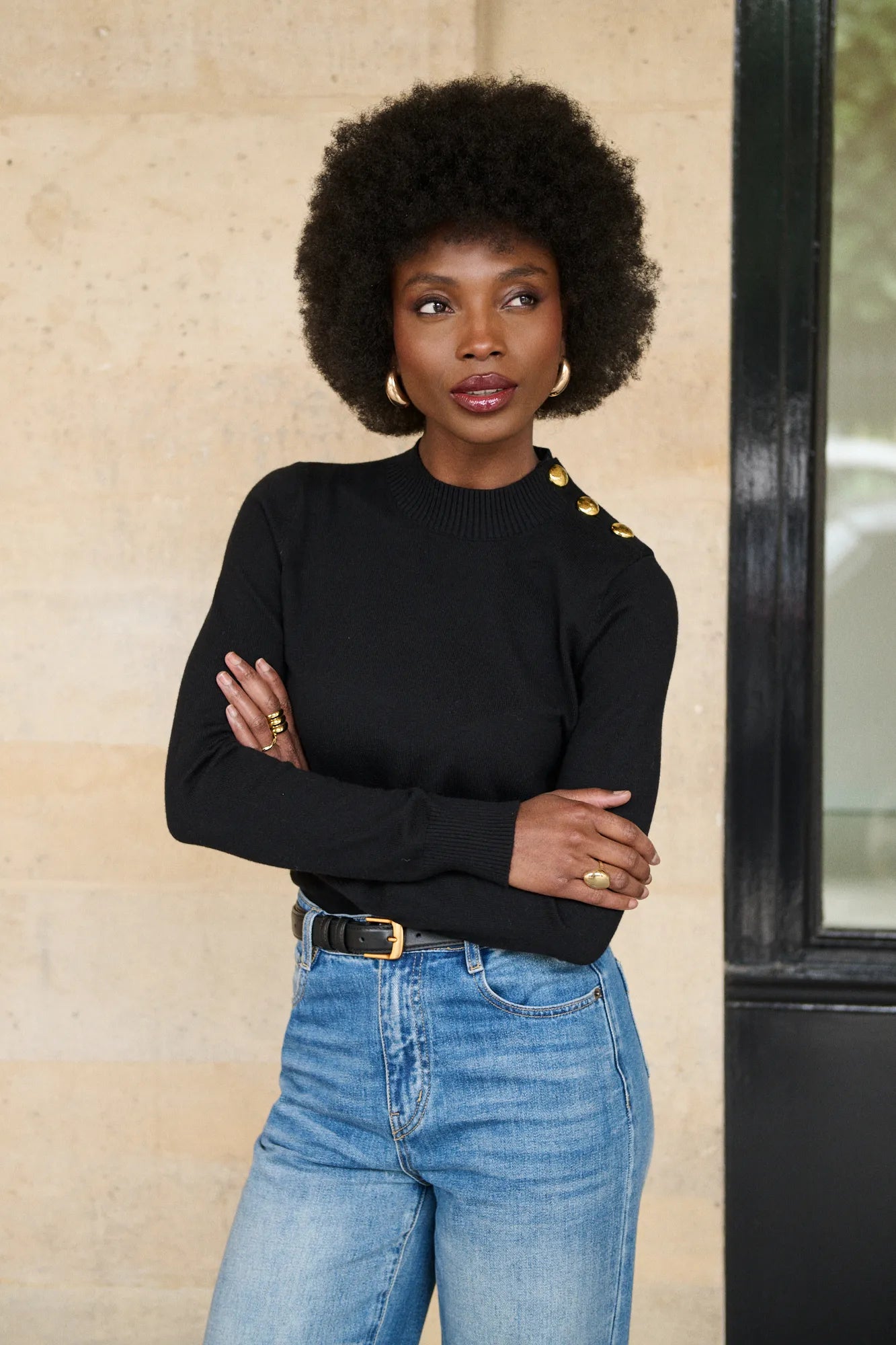 Mannequin portant le pull Emma noir, encolure montante et patte de boutonnage épaule