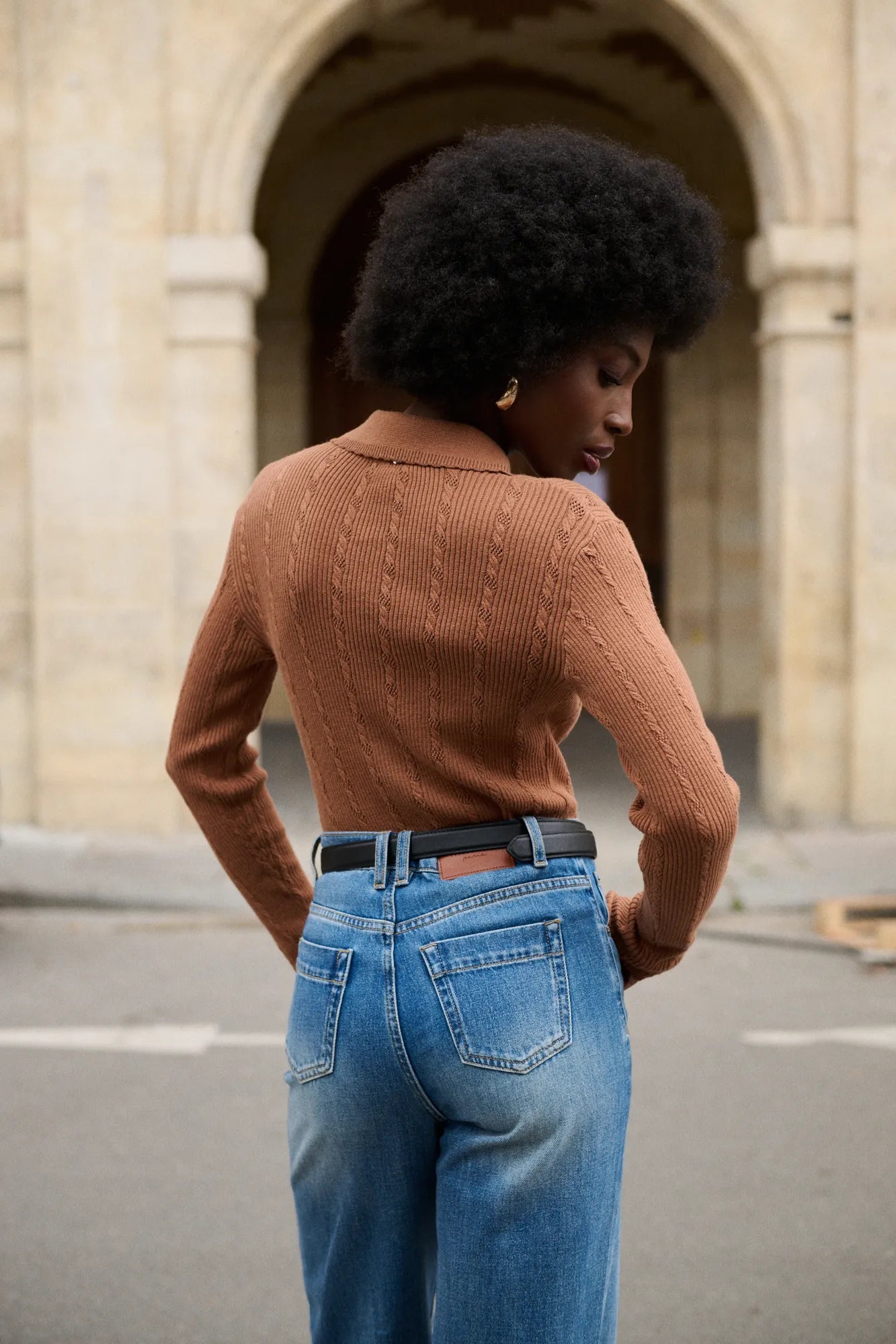 Dos du polo Lucas camel, coupe près du corps en coton