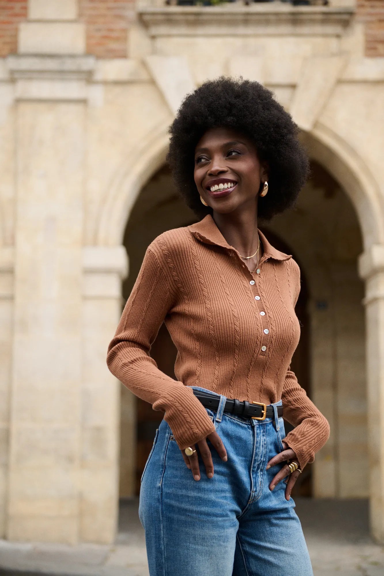 Mannequin portant le polo Lucas camel, torsades fantaisie et col pointu