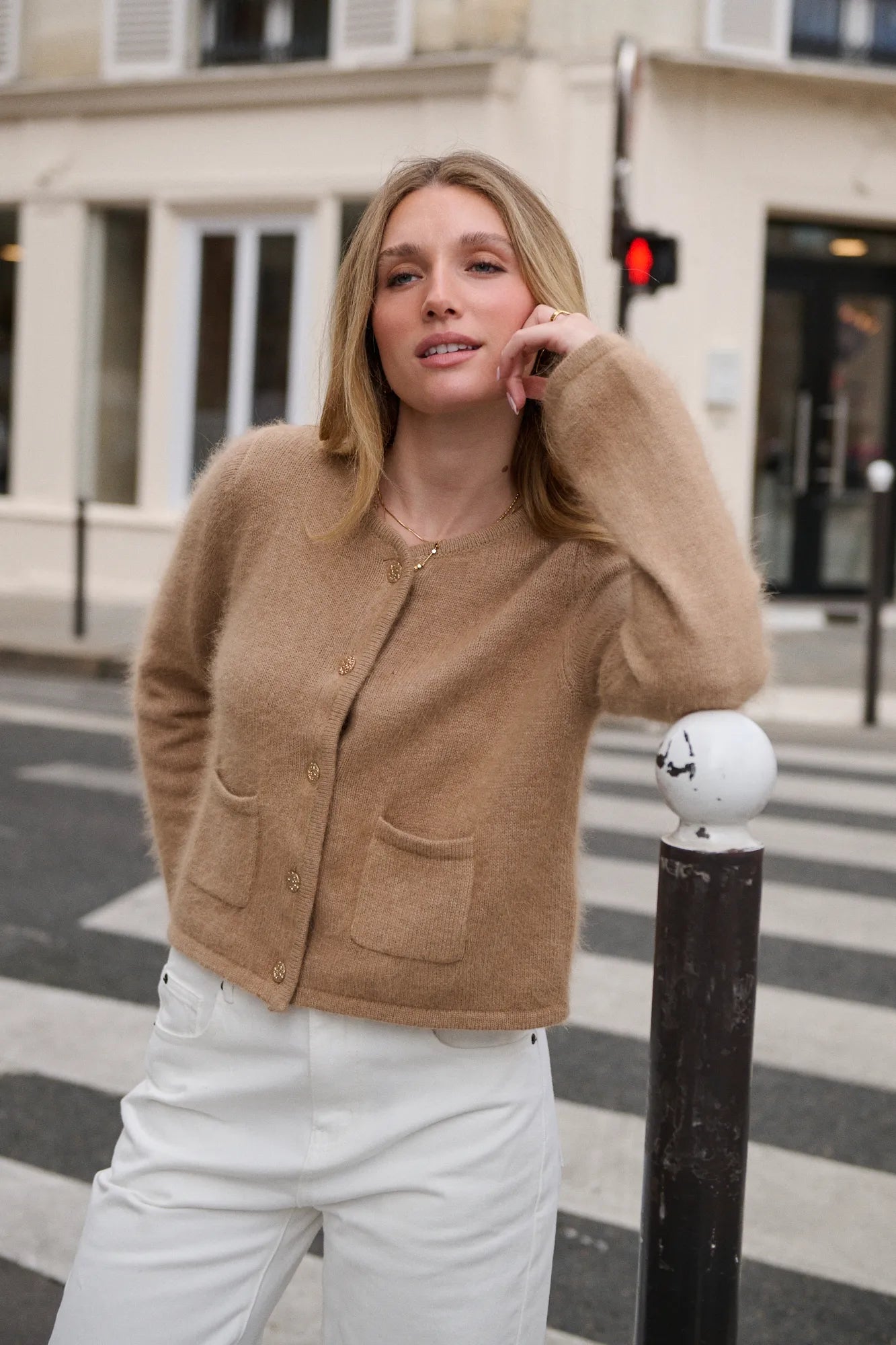 Mannequin portant le cardigan Anaïs taupe, boutons métalliques dorés et poches plaquées