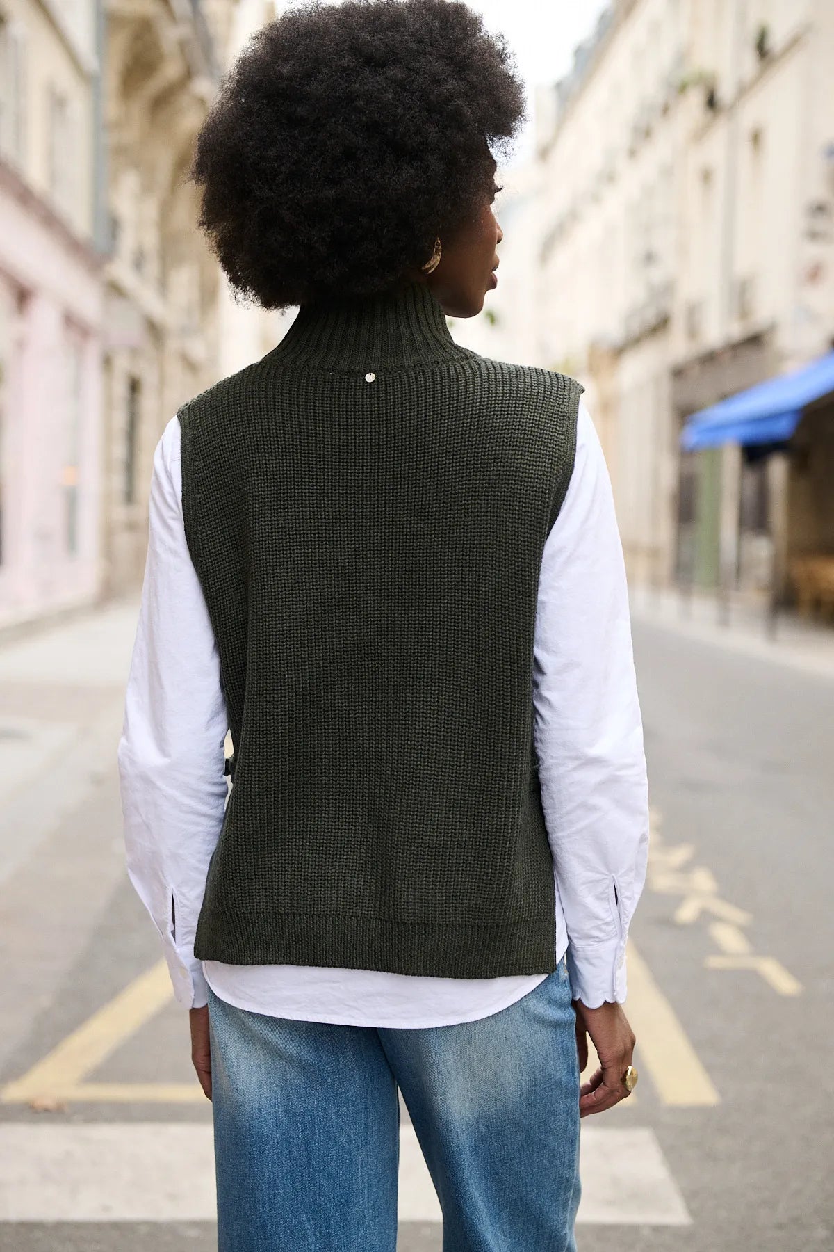 Dos du pull Théodore kaki, coupe droite sans manches