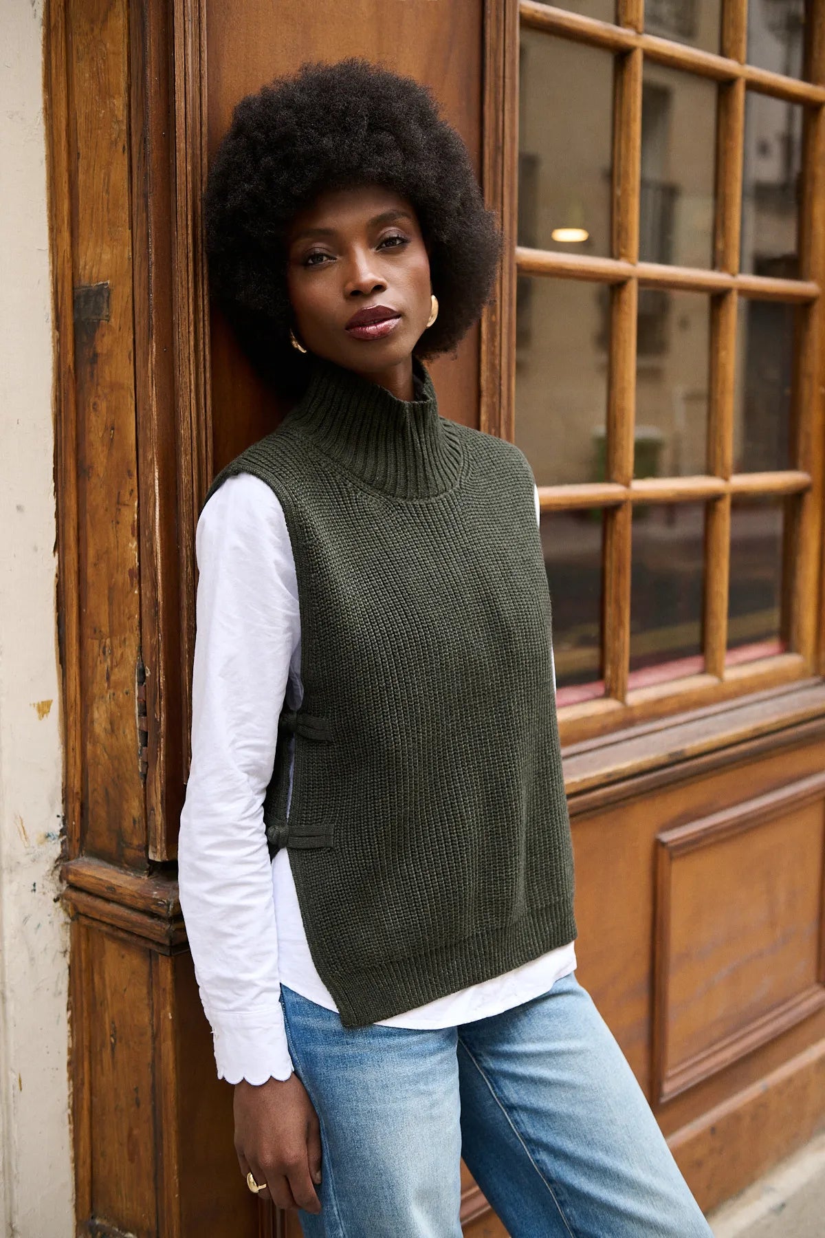 Pull Théodore kaki porté de face, tricotage en côtes perlées
