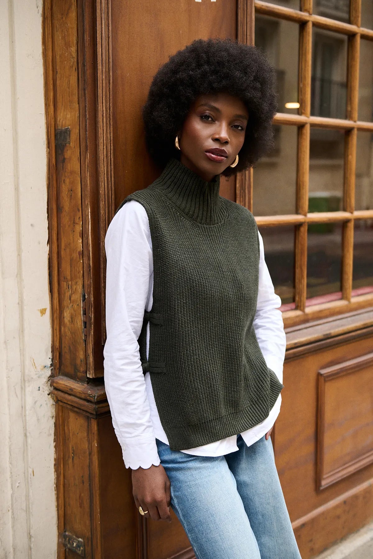 Mannequin portant le pull Théodore kaki sans manches, encolure montante