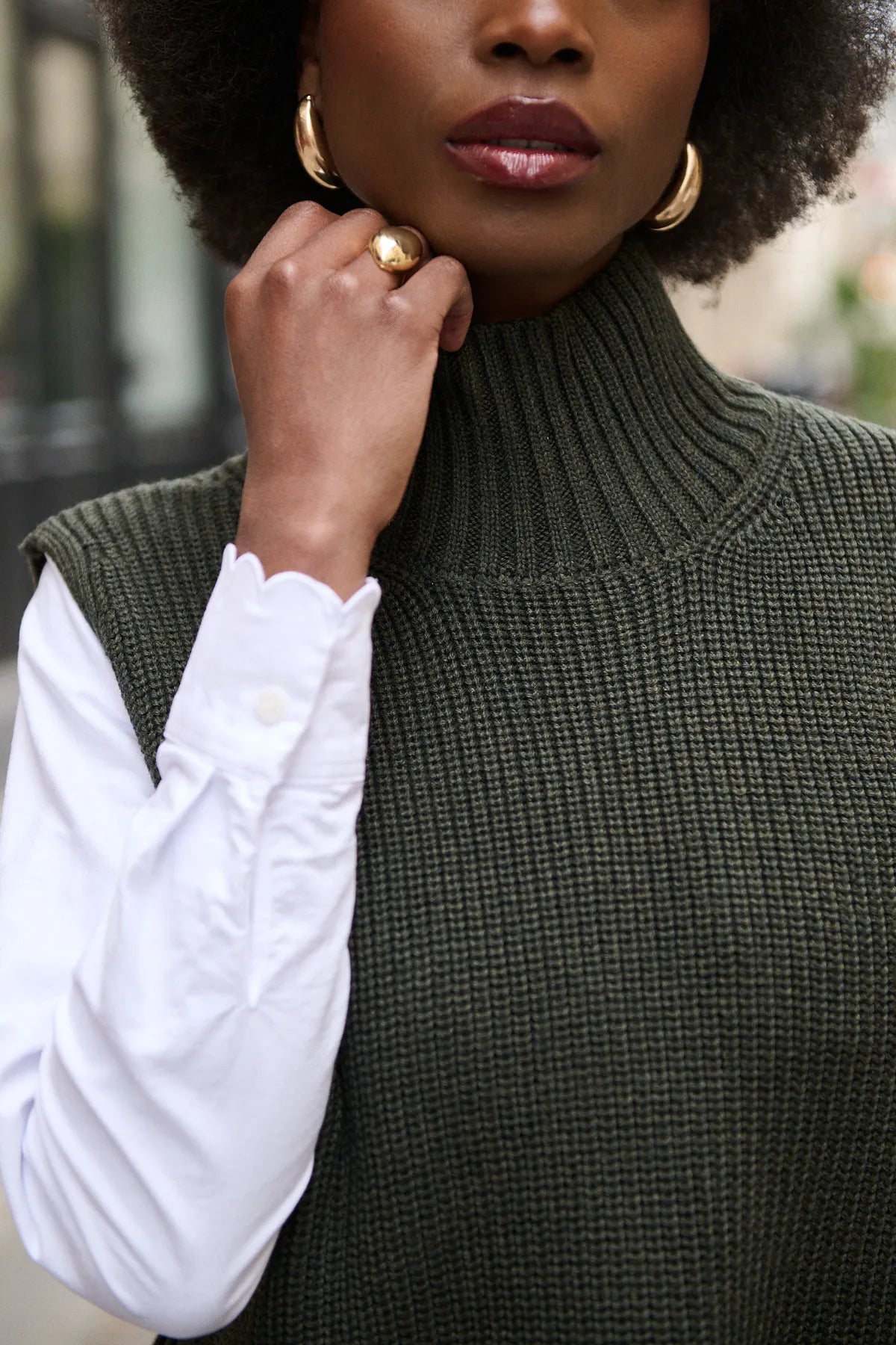 Détail des boutons brandebourgs en maille du pull Théodore kaki