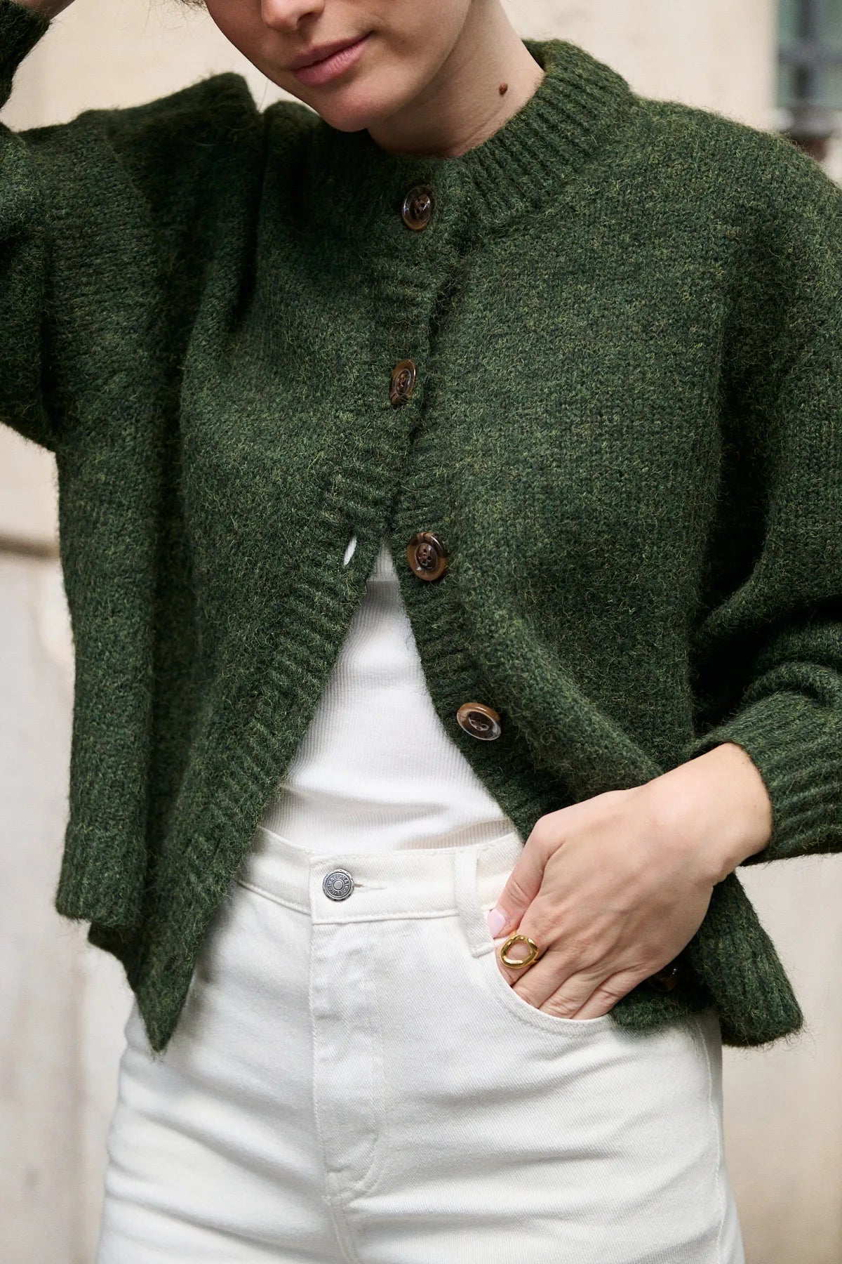 Détail des boutons imitation corne du cardigan Gabin olive