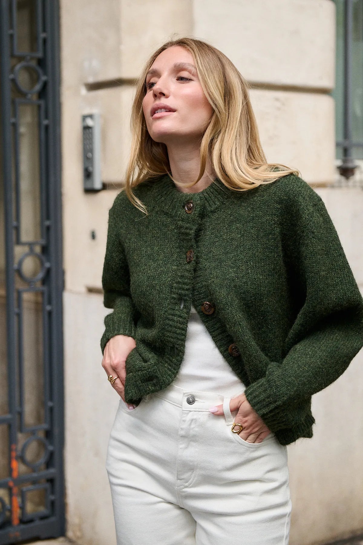 Mannequin portant le cardigan Gabin olive, encolure légèrement montante