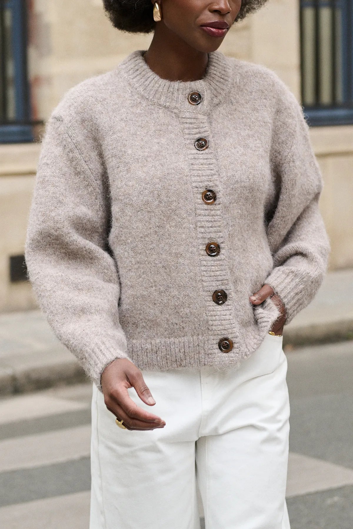 Détail des boutons imitation corne du cardigan Gabin olive