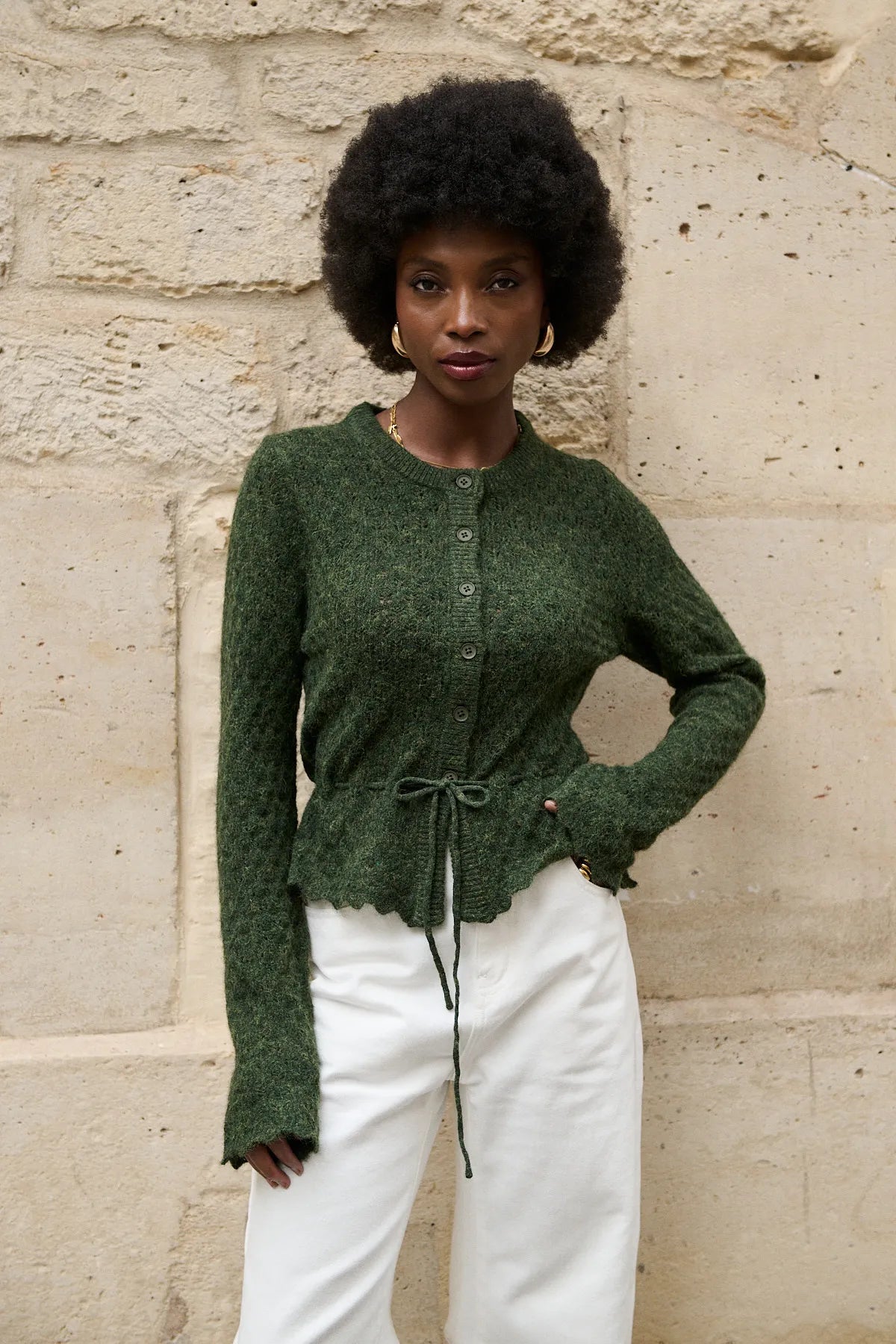 Cardigan Océane olive porté de face, coupe cintrée et tricotage fantaisie ajouré