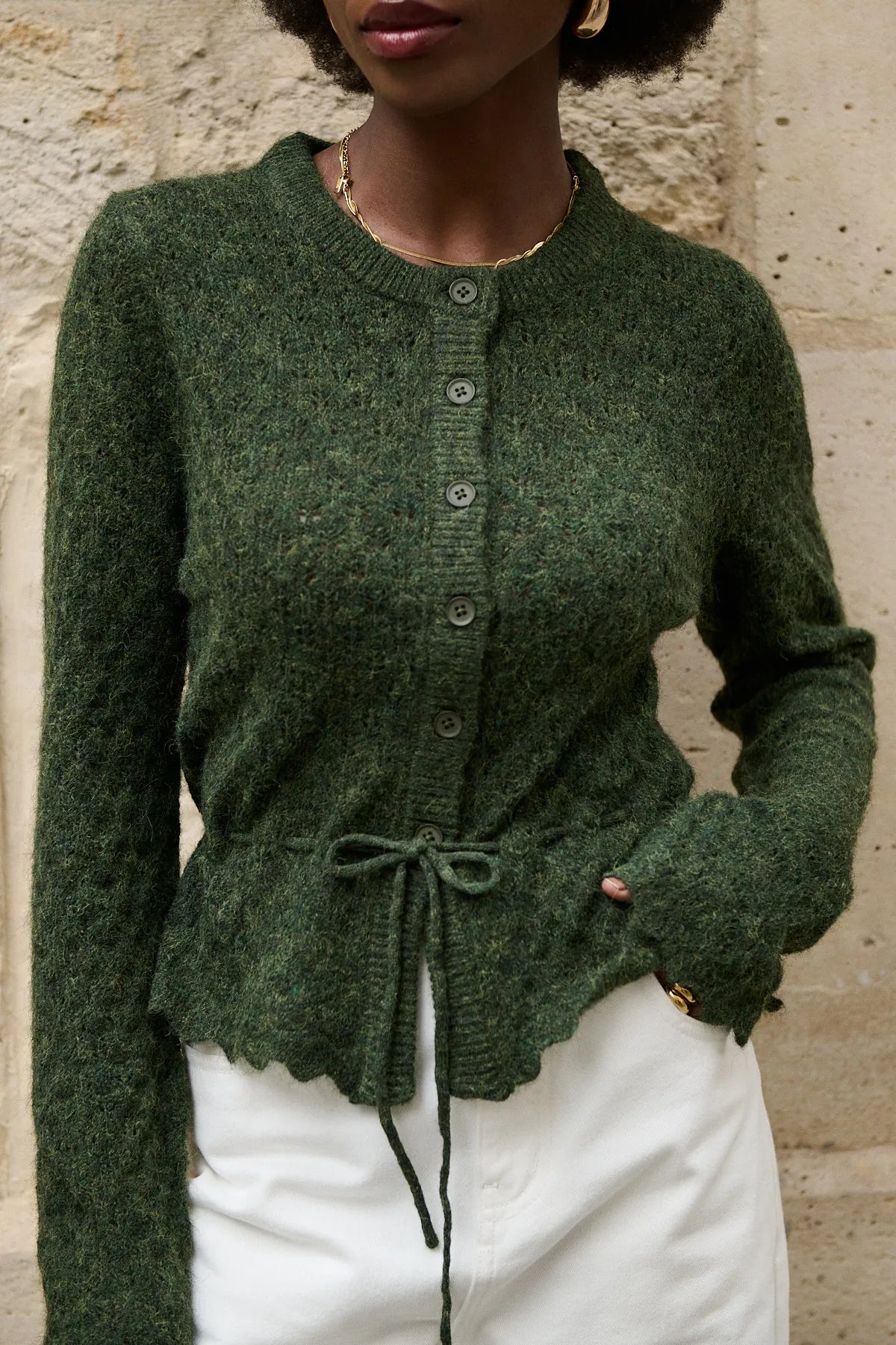 Détail des finitions crochet et des boutons ton sur ton du cardigan Océane olive