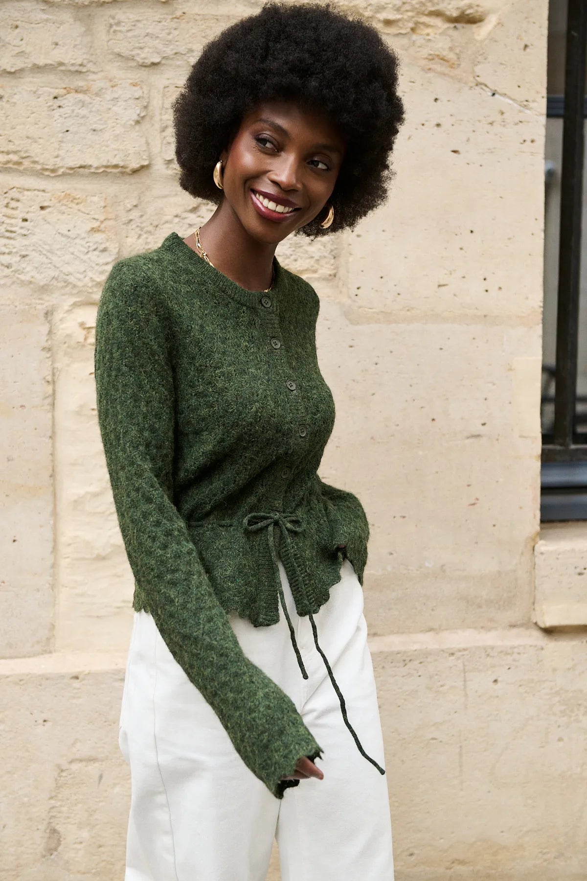 Mannequin portant le cardigan Océane olive, encolure ronde et lien noué à la taille