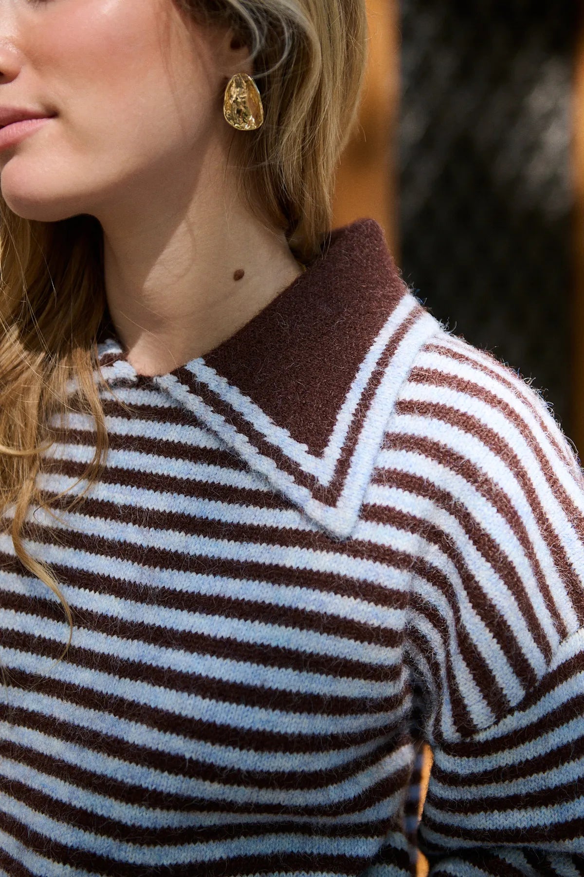 Détail du tricotage bicolore et des rayures du pull Cléo mocha et bleu ciel