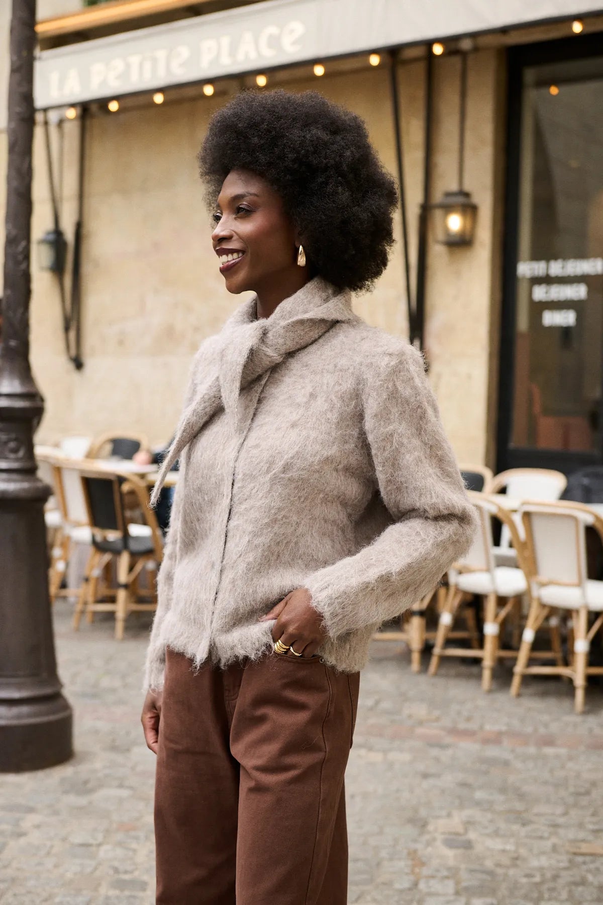 Mannequin de profil portant le cardigan Hyacinthe taupe foncé, coupe droite