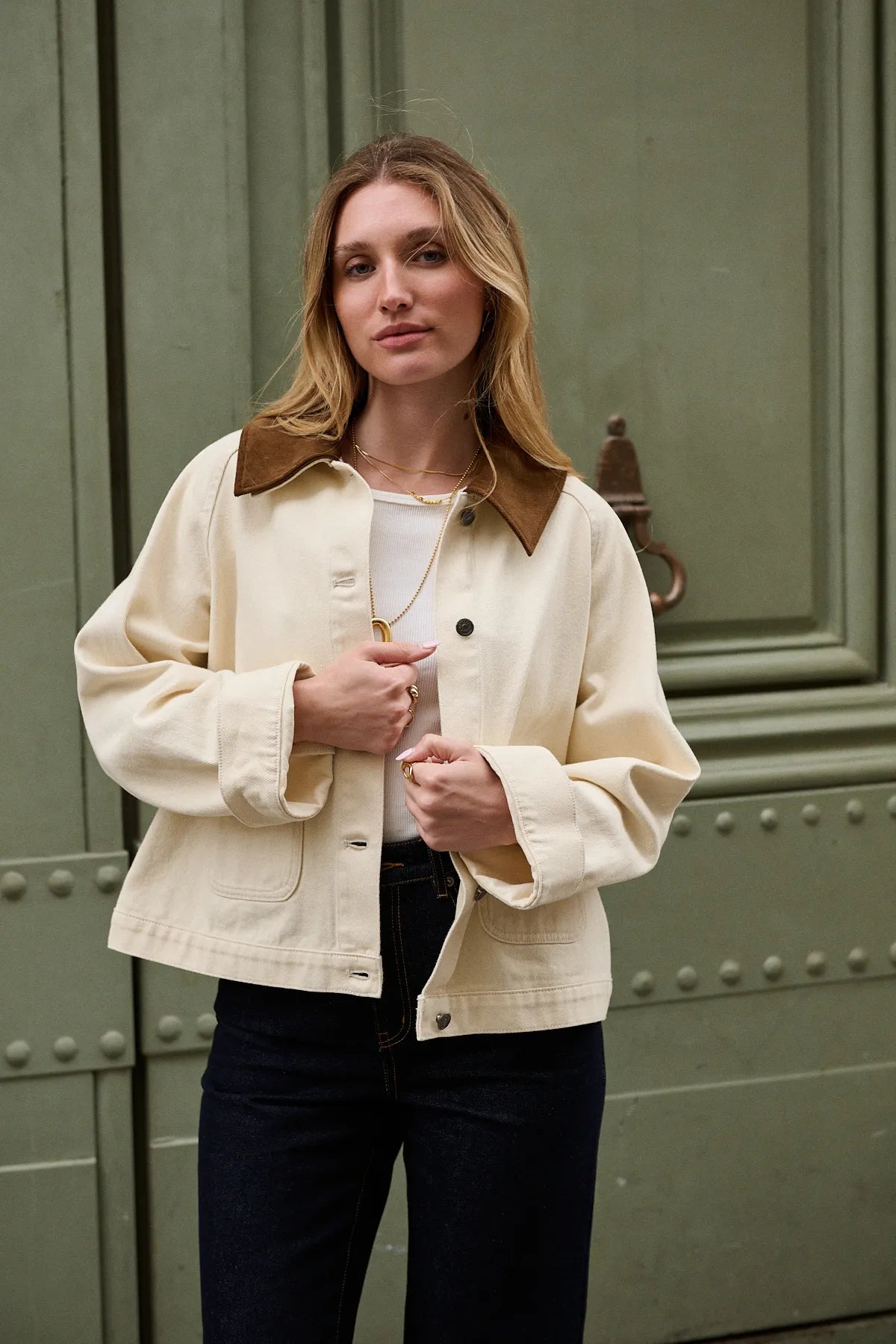 Veste Colette écru portée de face, coupe oversize en denim