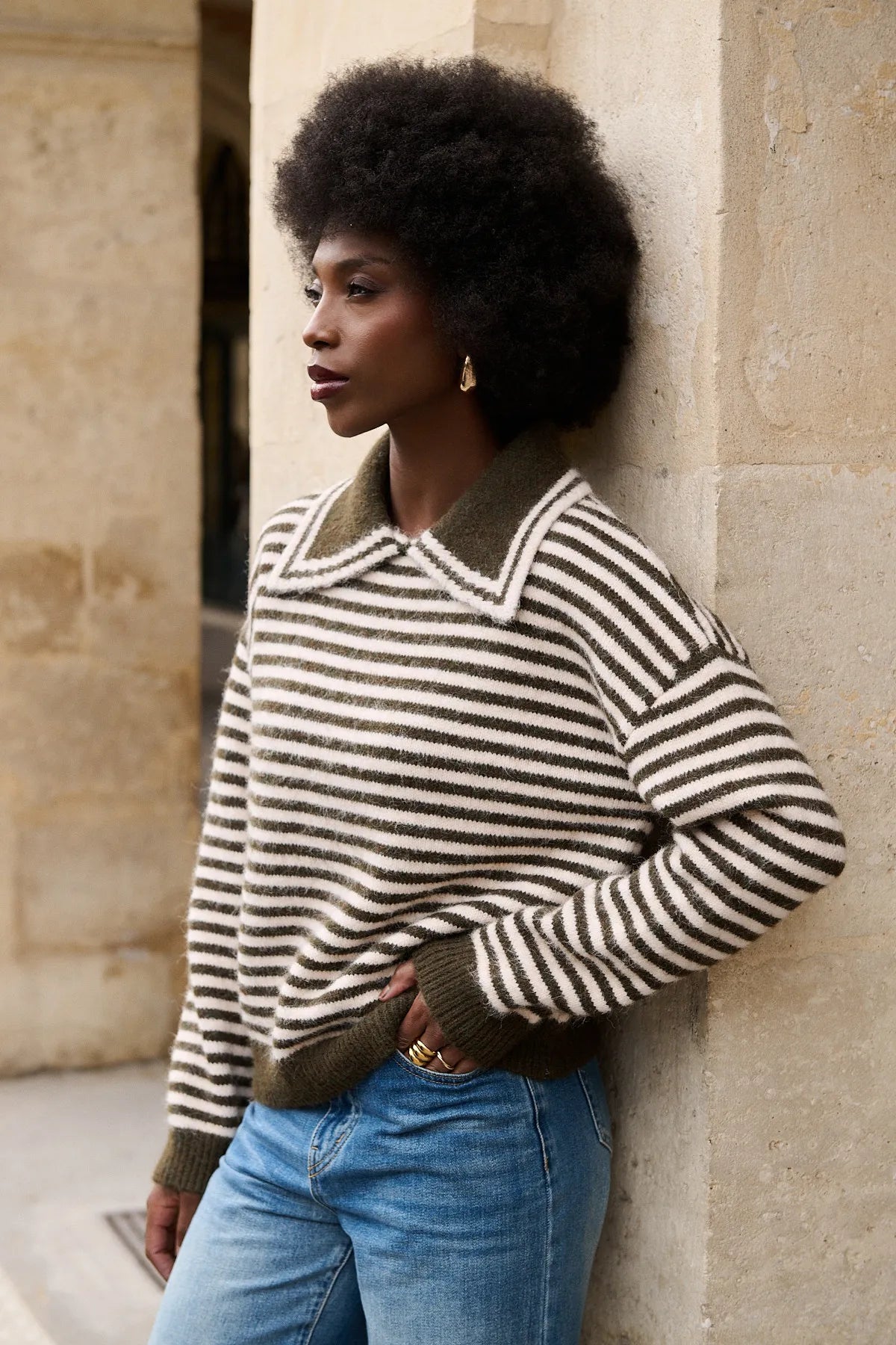 Mannequin portant le pull Cléo kaki/blush, col chemisier et rayures bicolores
