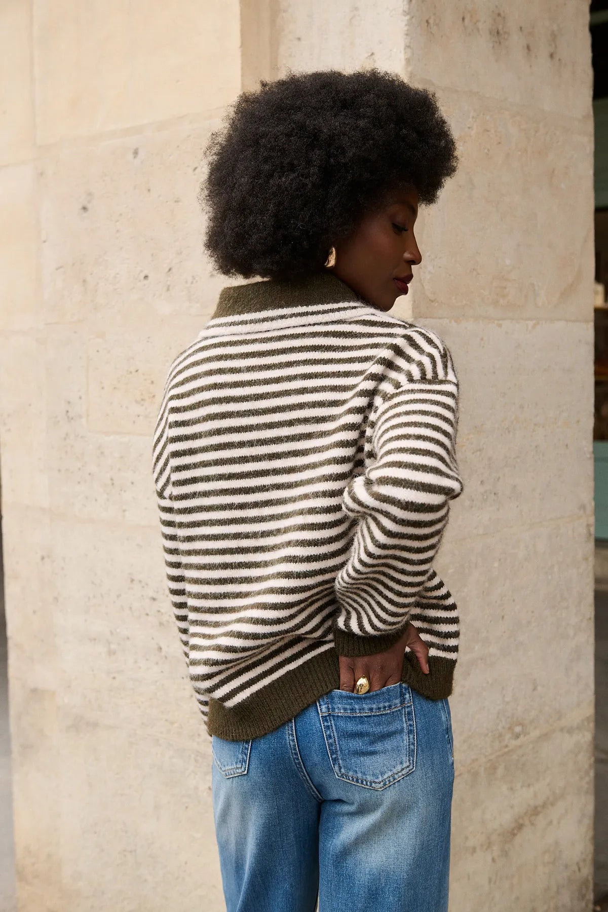 Dos du pull Cléo kaki/blush, coupe légèrement oversize