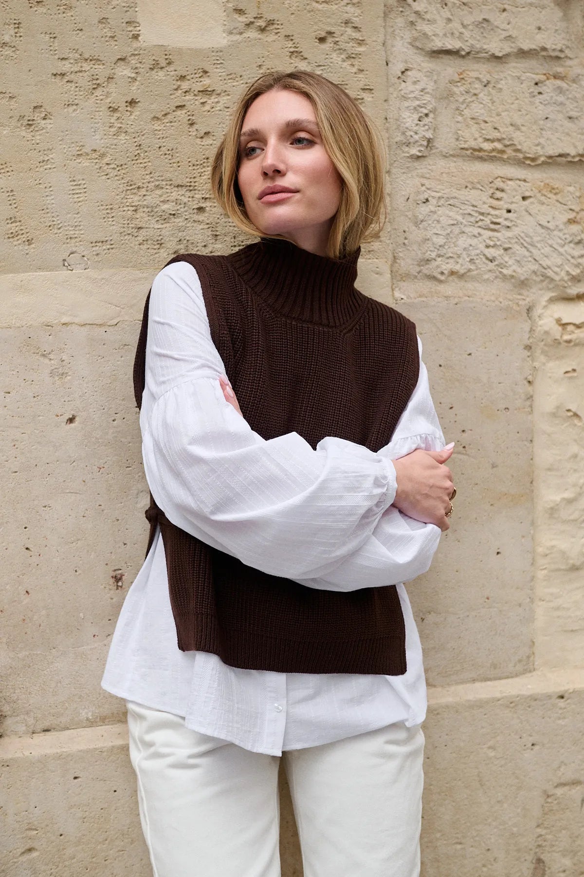 Pull Théodore marron porté de face, tricotage en côtes perlées