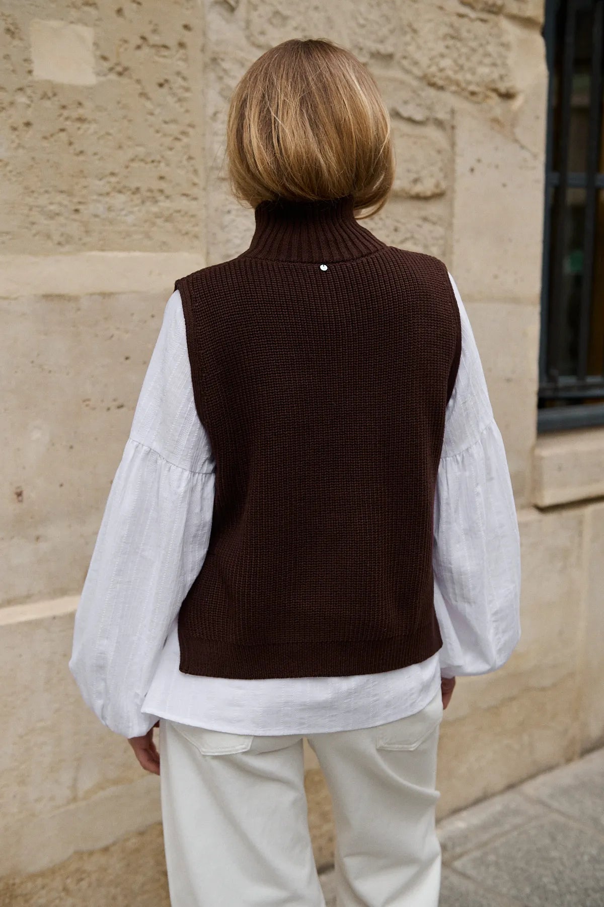Dos du pull Théodore kaki, coupe droite sans manches