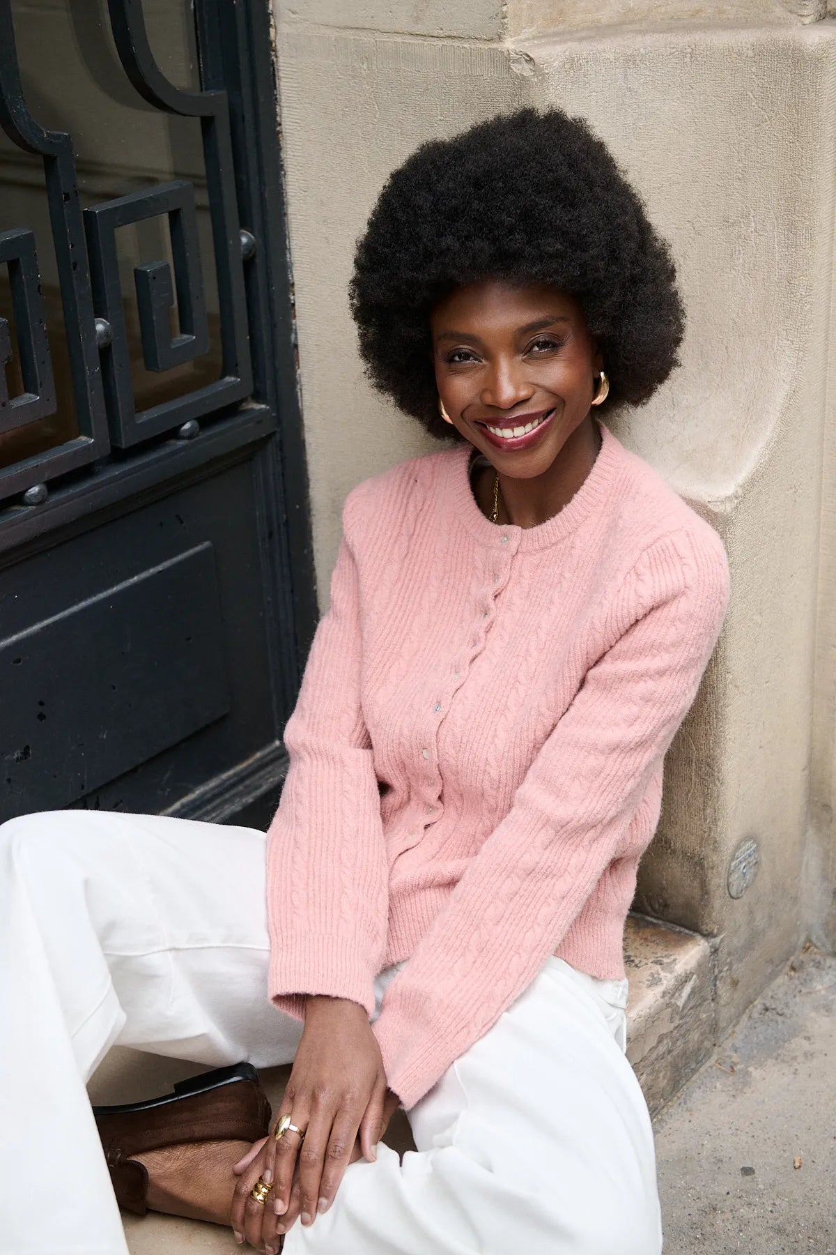 Femme portant le cardigan Thaïs rose poudré en alpaga, ambiance douce et cocooning