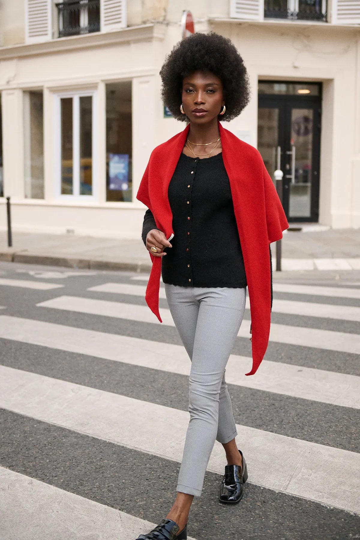 Mannequin portant le pantalon Gabriel carreaux gris, taille haute coupe slim