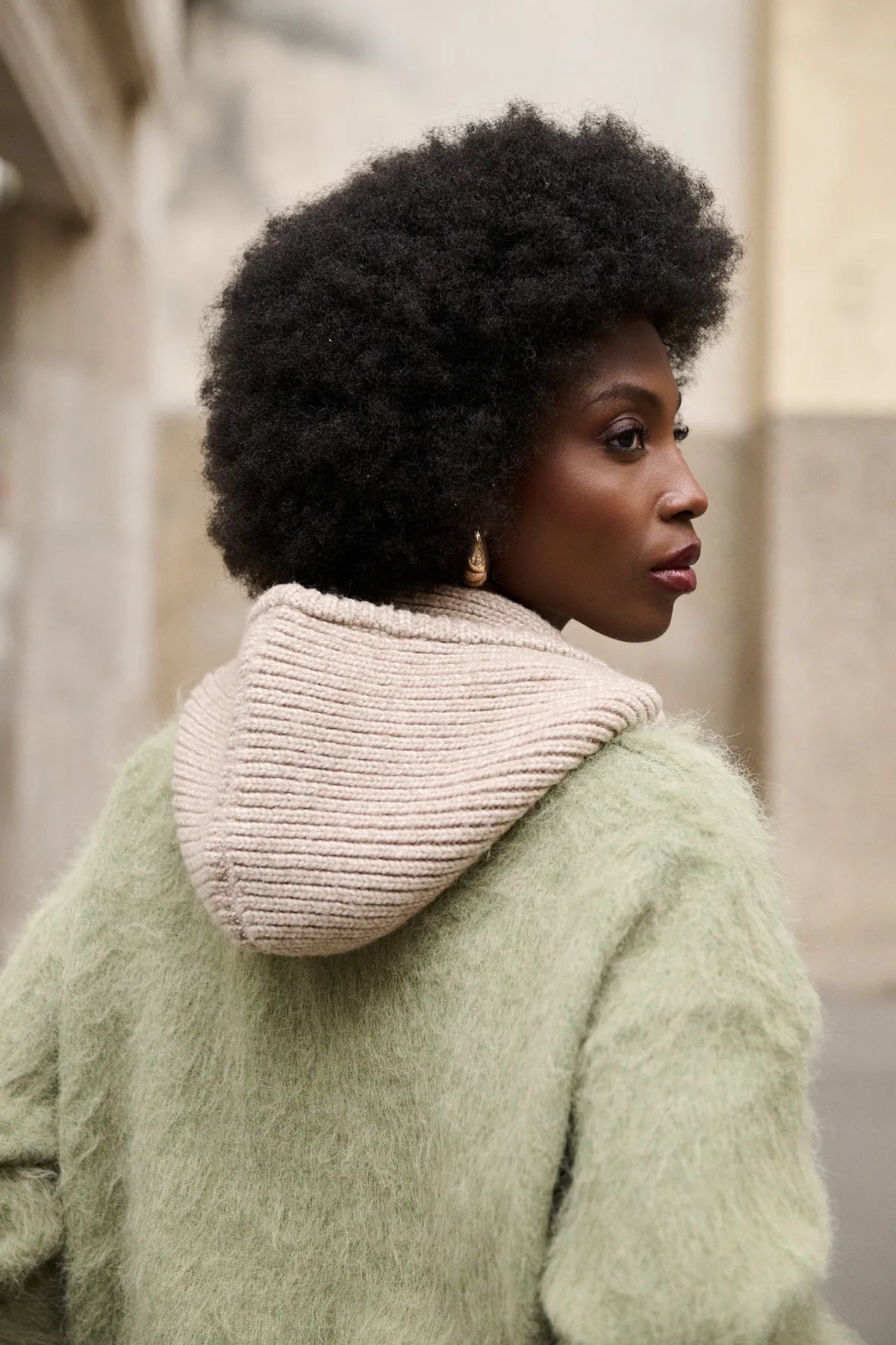 Dos de la cagoule-écharpe Eugène beige