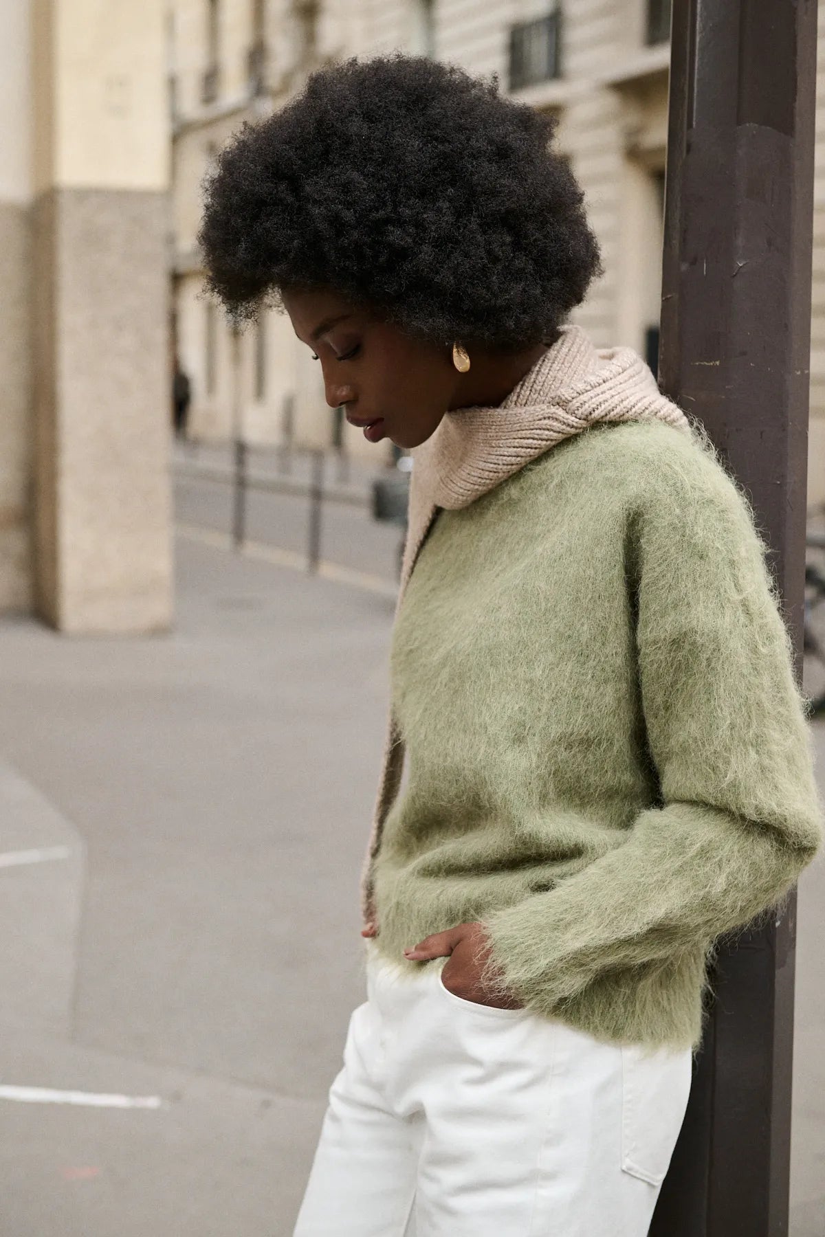Cagoule-écharpe Eugène beige portée de face, tricotage en côtes perlées